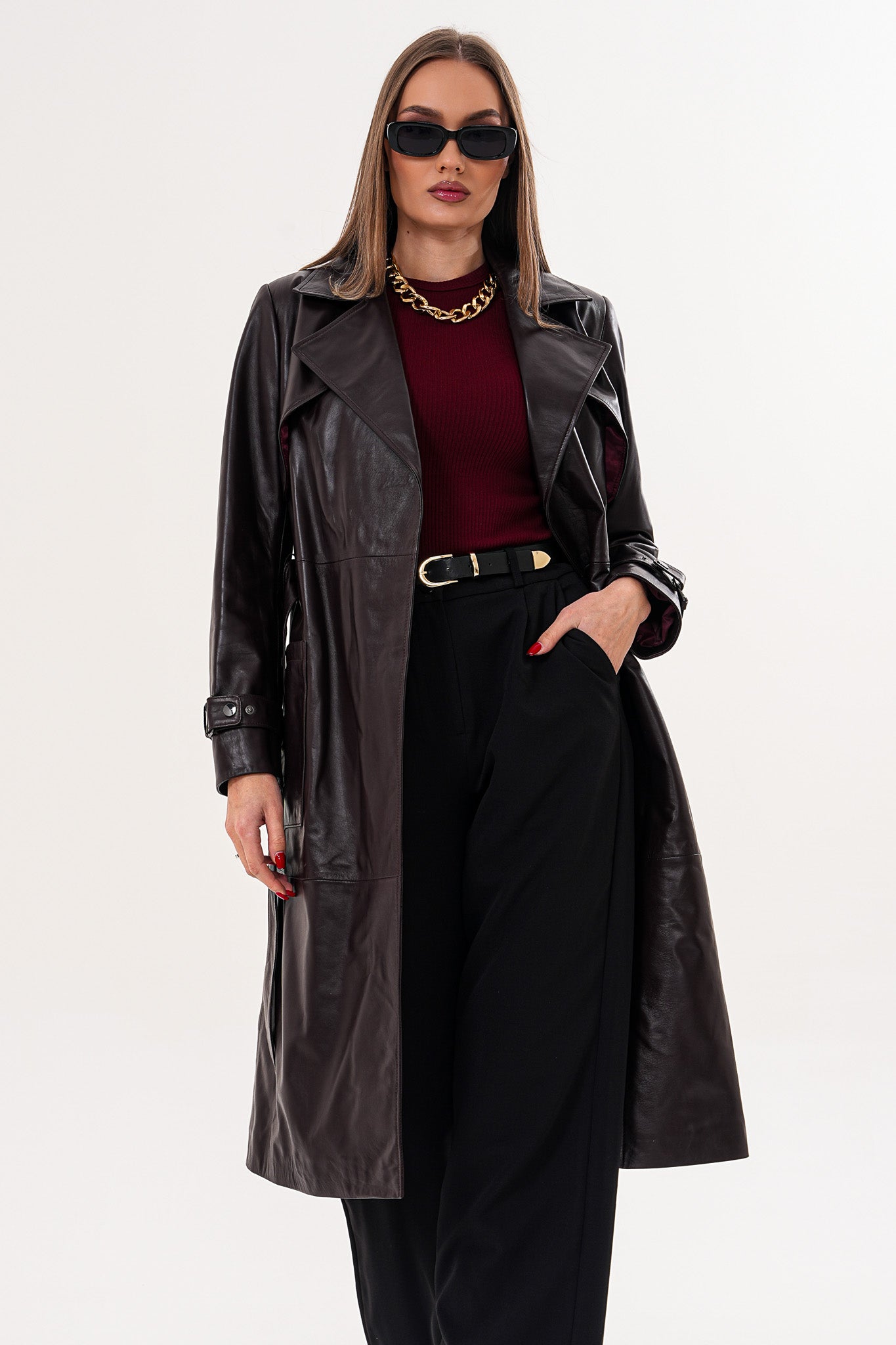 Abrigo trench con cinturón de cuero genuino burdeos Velmora para mujer