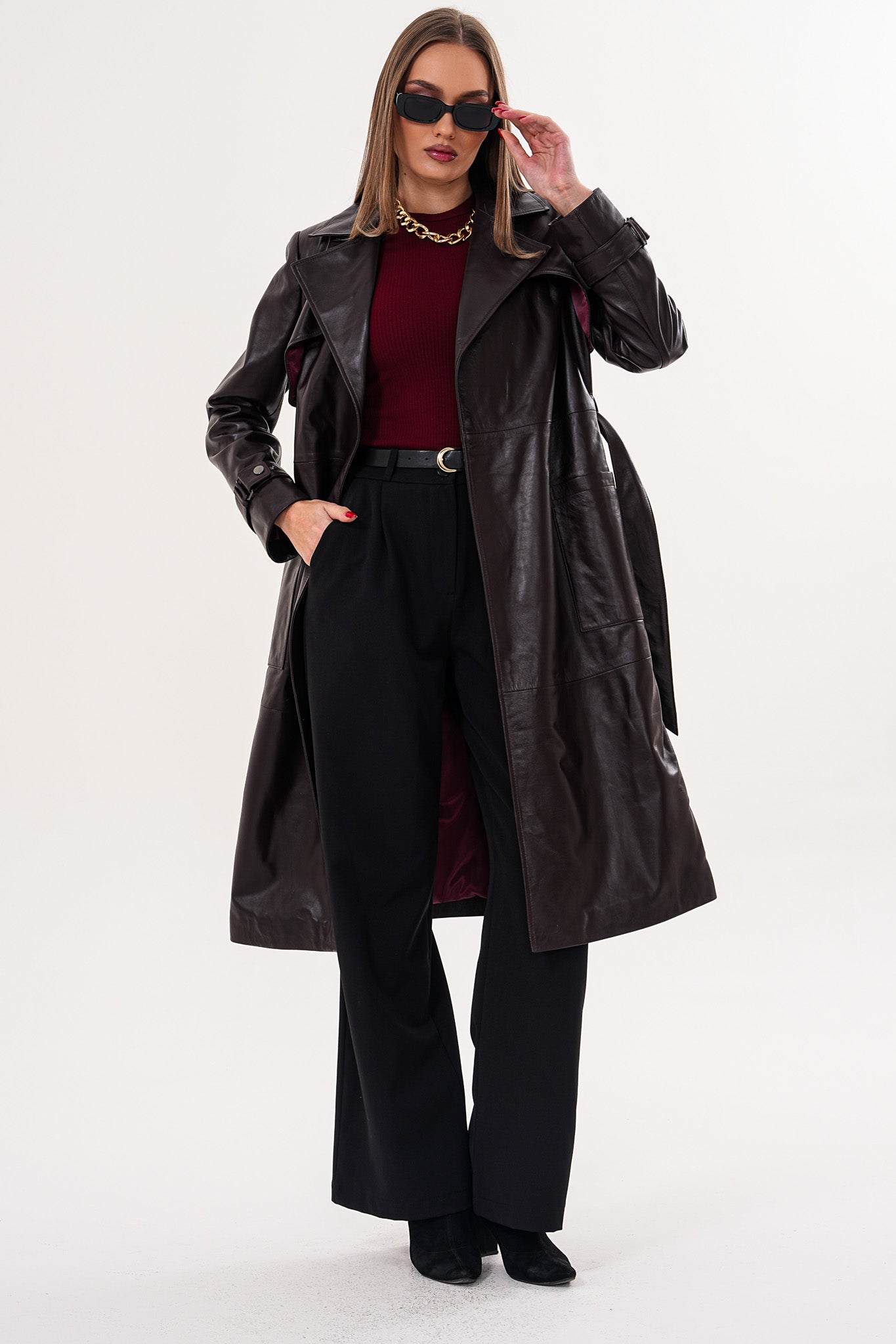 Abrigo trench con cinturón de cuero genuino burdeos Velmora para mujer