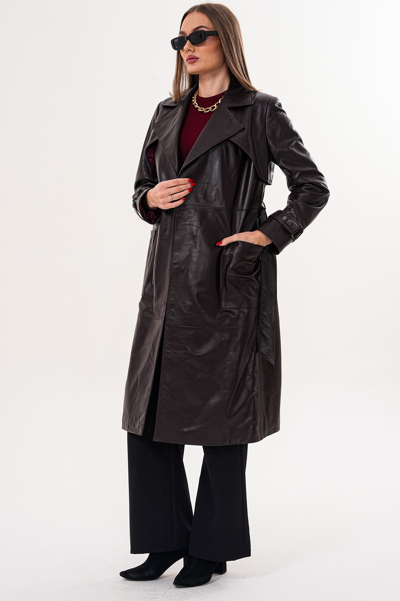 Abrigo trench con cinturón de cuero genuino burdeos Velmora para mujer