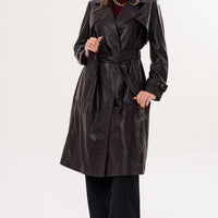 Abrigo trench con cinturón de cuero genuino burdeos Velmora para mujer