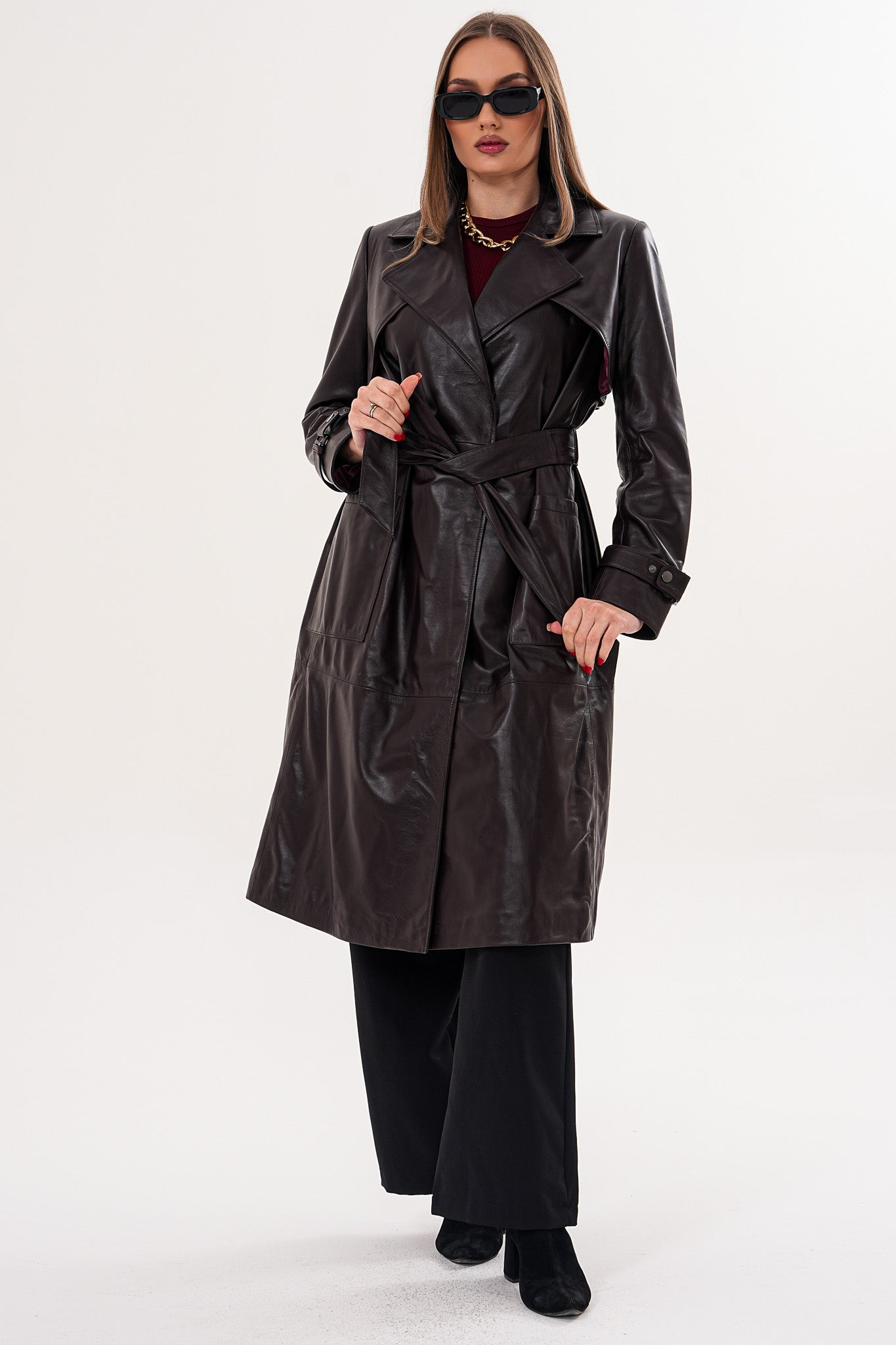 Abrigo trench con cinturón de cuero genuino burdeos Velmora para mujer