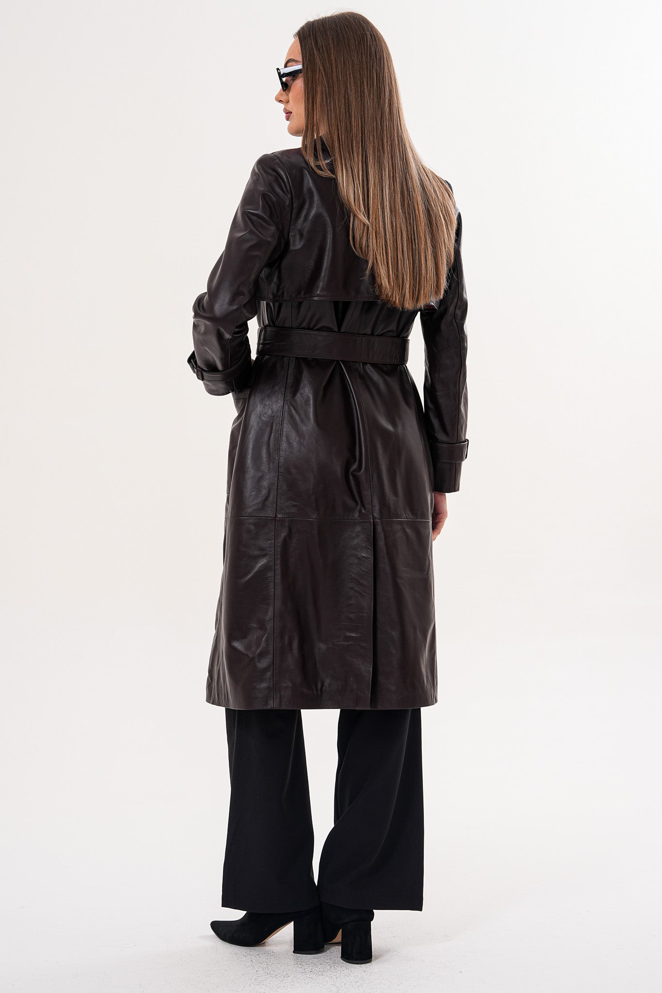 Abrigo trench con cinturón de cuero genuino burdeos Velmora para mujer