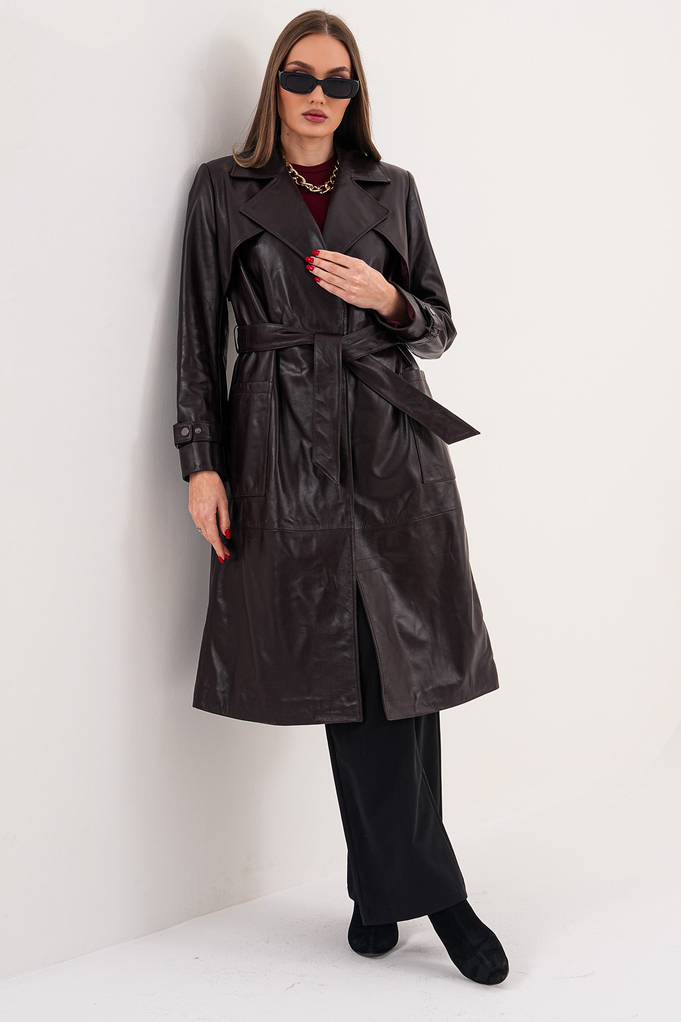 Abrigo trench con cinturón de cuero genuino burdeos Velmora para mujer