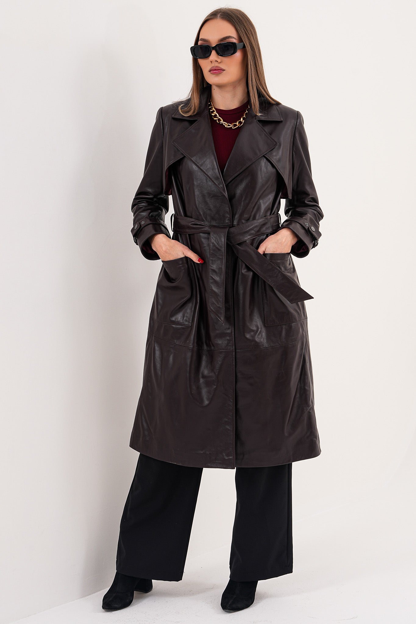 Abrigo trench con cinturón de cuero genuino burdeos Velmora para mujer
