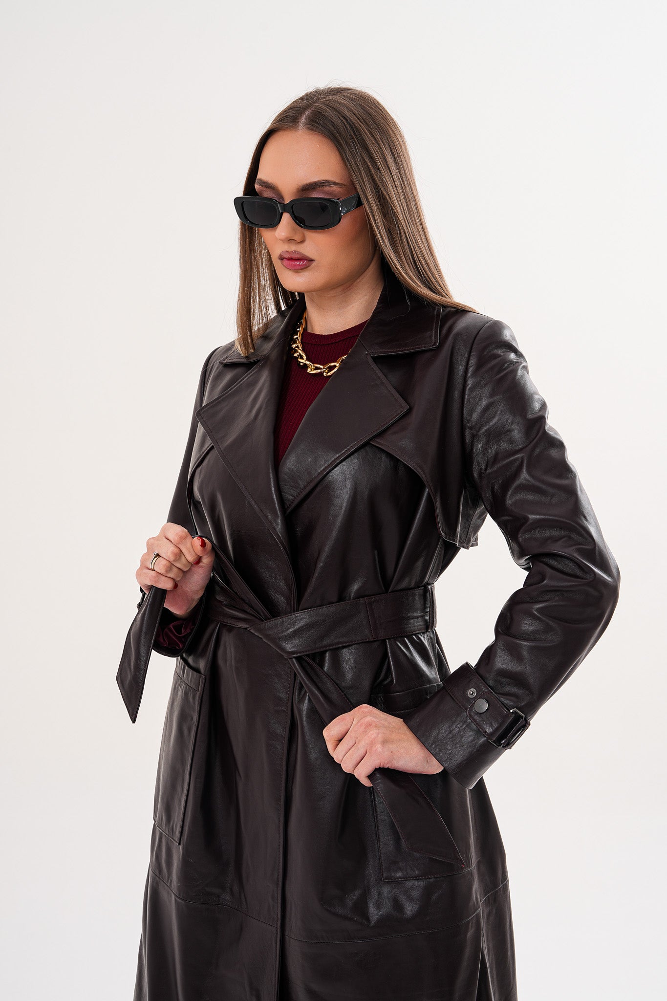 Abrigo trench con cinturón de cuero genuino burdeos Velmora para mujer