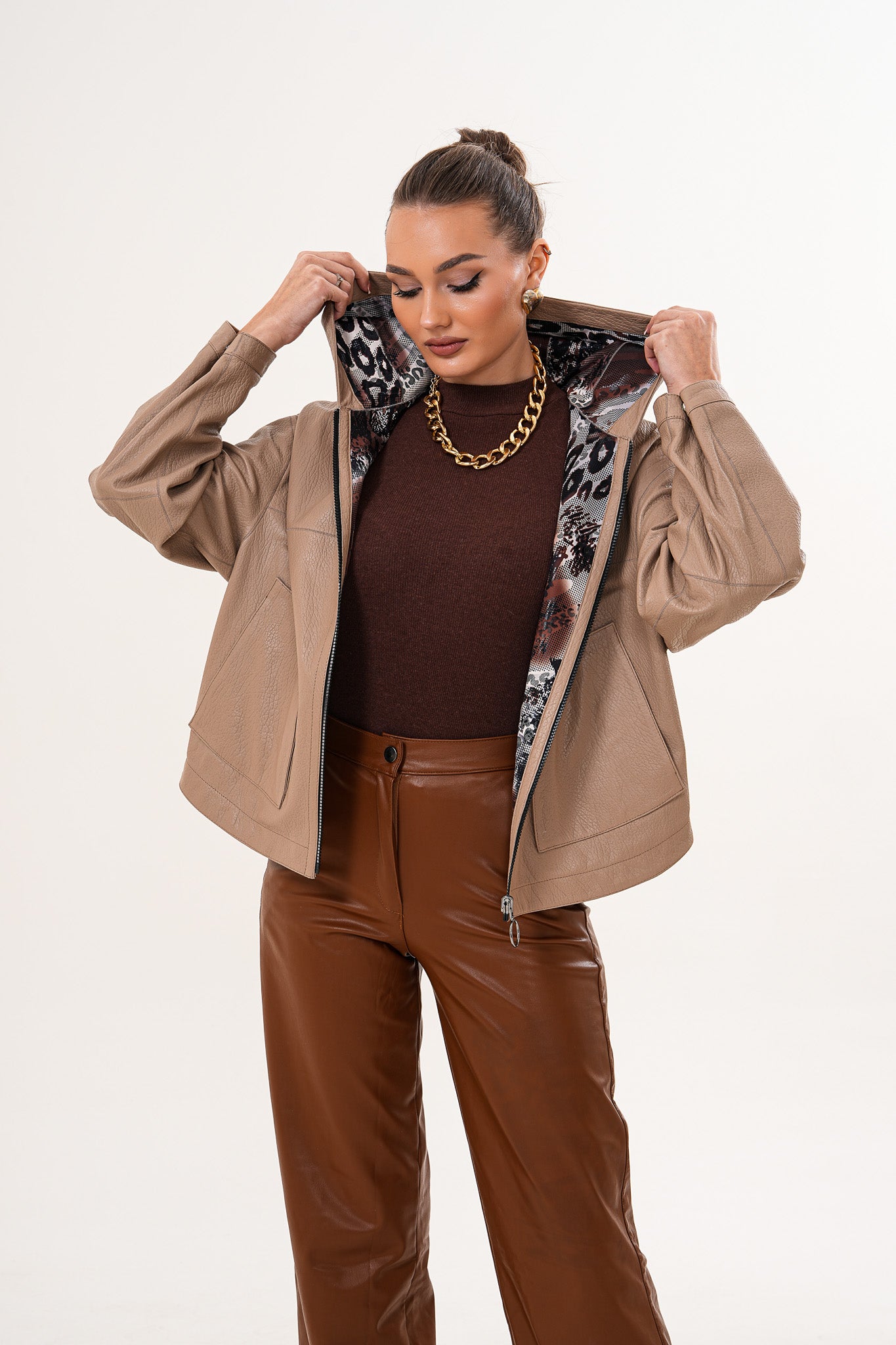 La chaqueta de cuero reversible para mujer Calyra – Taupe