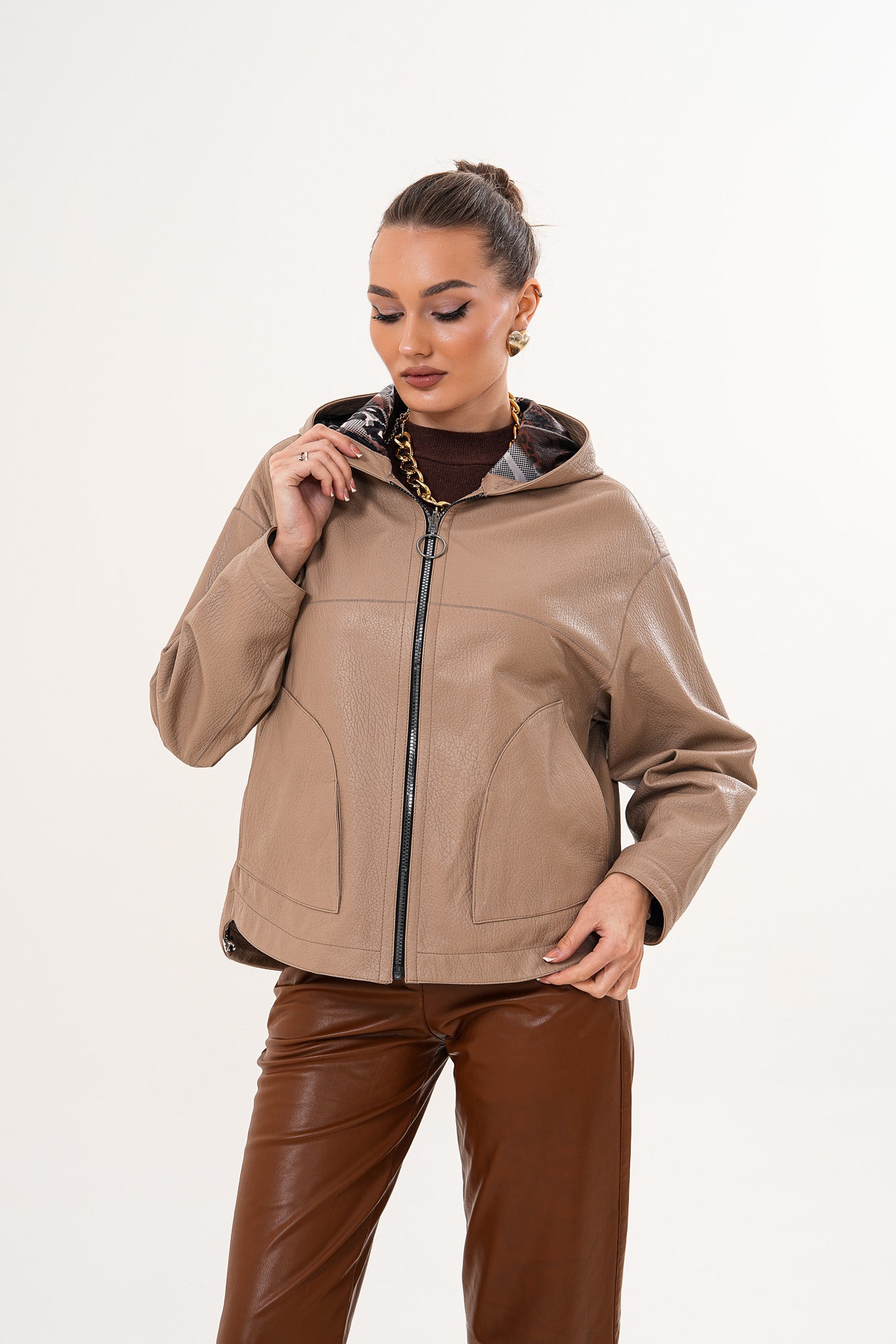 La chaqueta de cuero reversible para mujer Calyra – Taupe