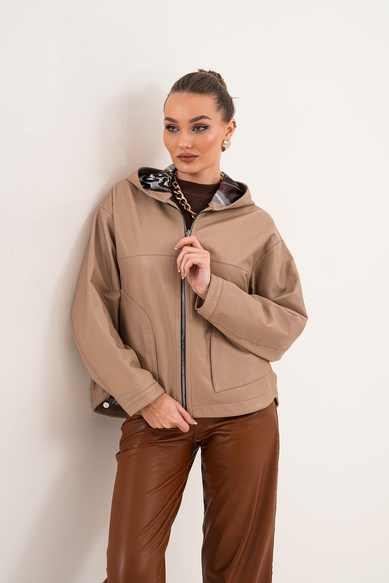La chaqueta de cuero reversible para mujer Calyra – Taupe