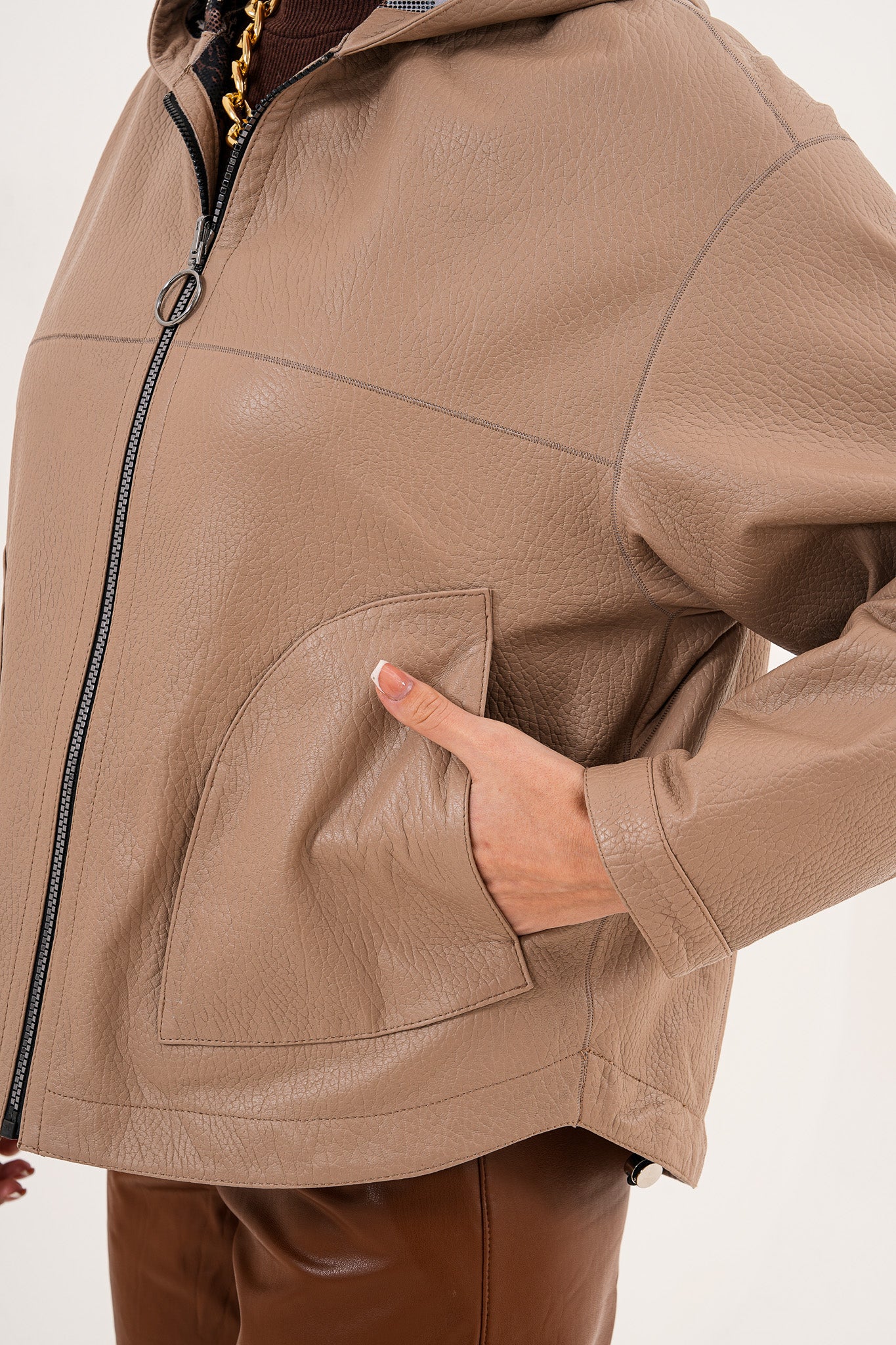 La chaqueta de cuero reversible para mujer Calyra – Taupe