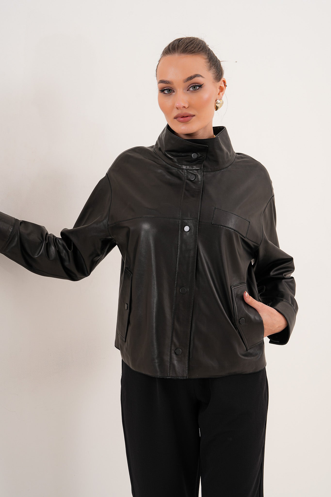 La Chaqueta Reversible Ravessa de Cuero Negro para Mujer