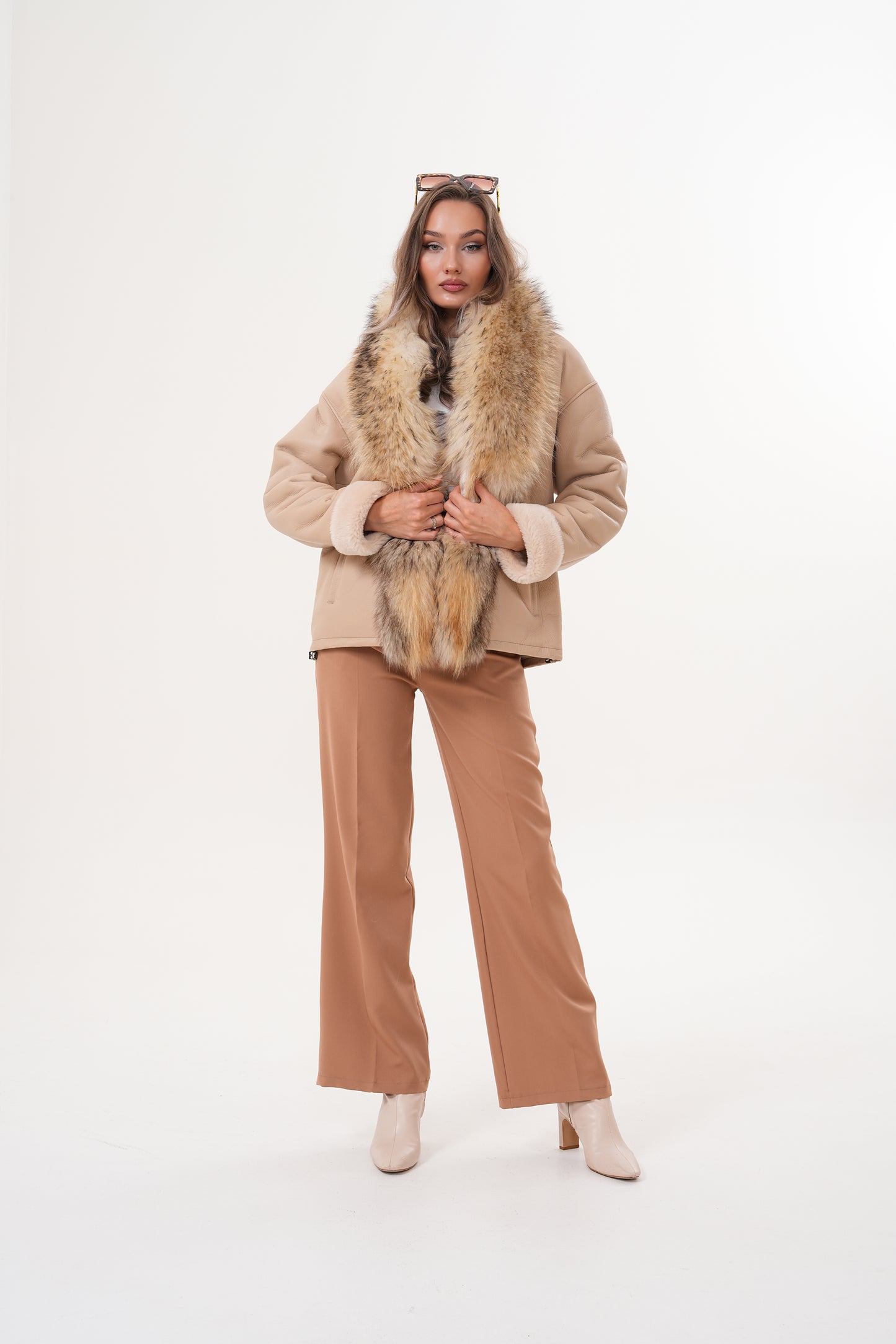 La chaqueta de cuero para mujer Elise Beige con forro de piel
