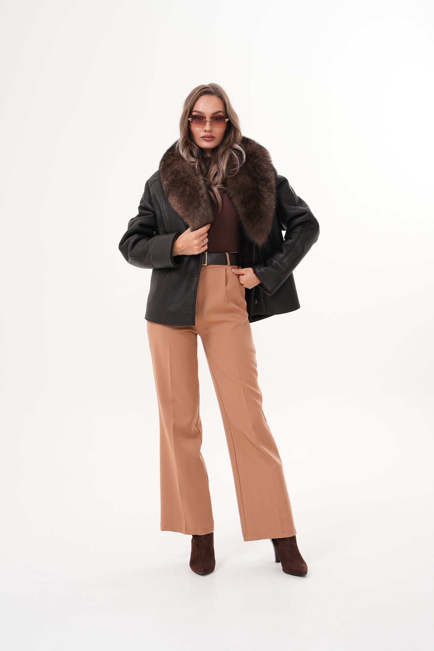 La chaqueta de cuero con forro de piel de oveja Estelle para mujer en negro y marrón