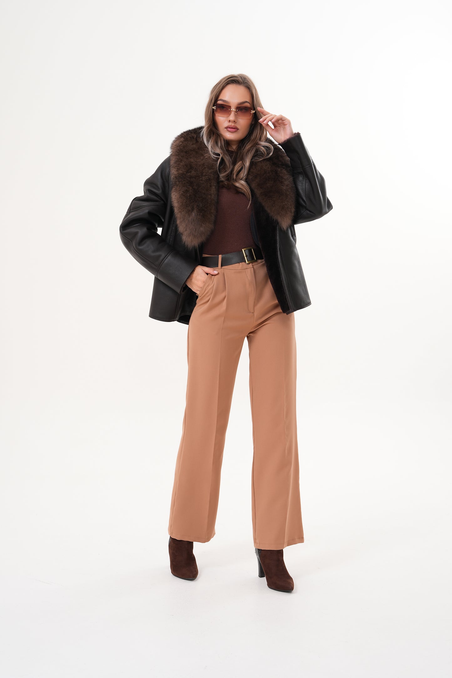 La chaqueta de cuero con forro de piel de oveja Estelle para mujer en negro y marrón