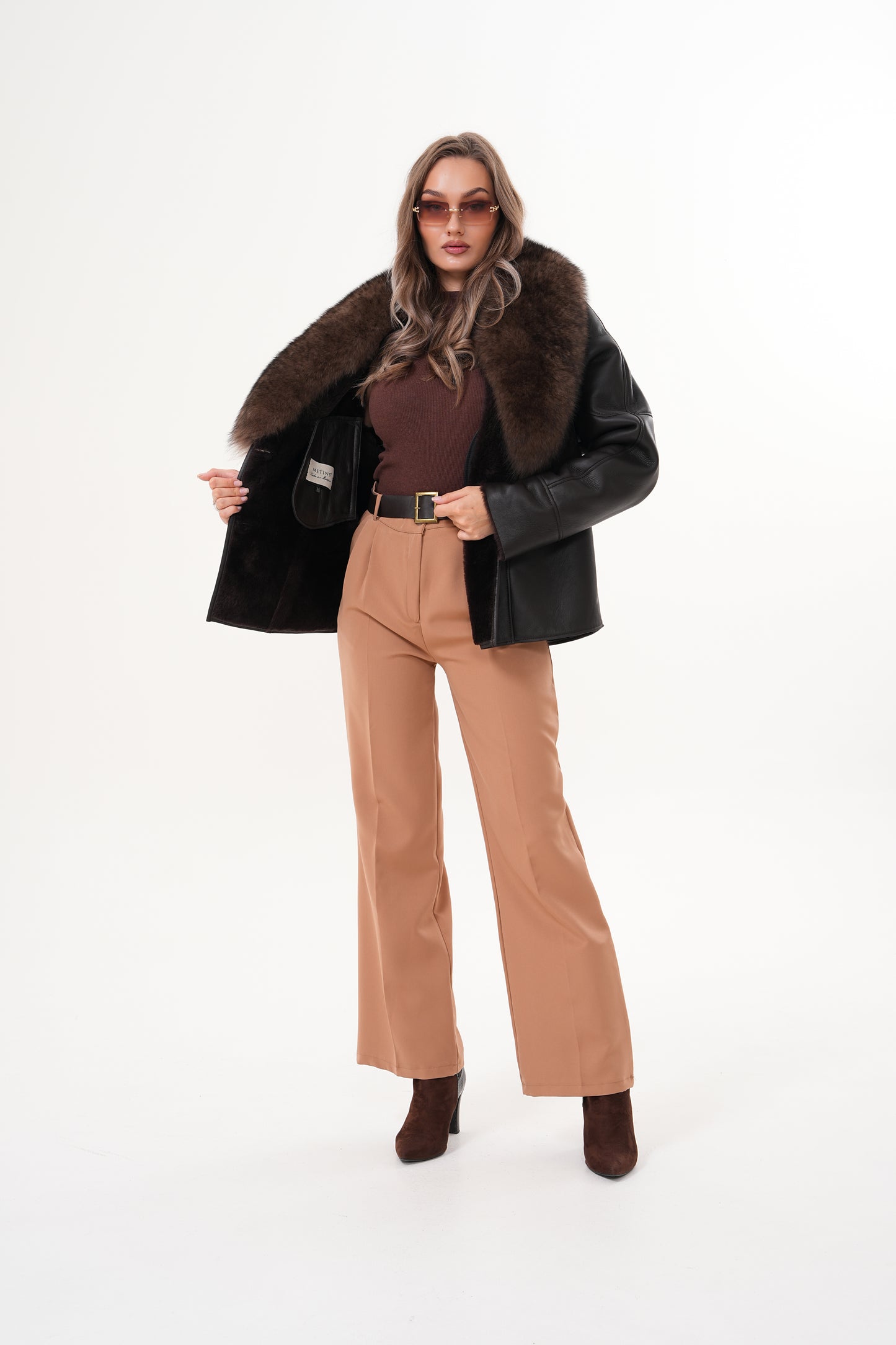 La chaqueta de cuero con forro de piel de oveja Estelle para mujer en negro y marrón