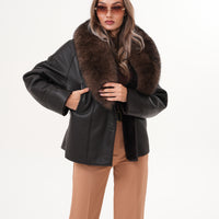 La chaqueta de cuero con forro de piel de oveja Estelle para mujer en negro y marrón