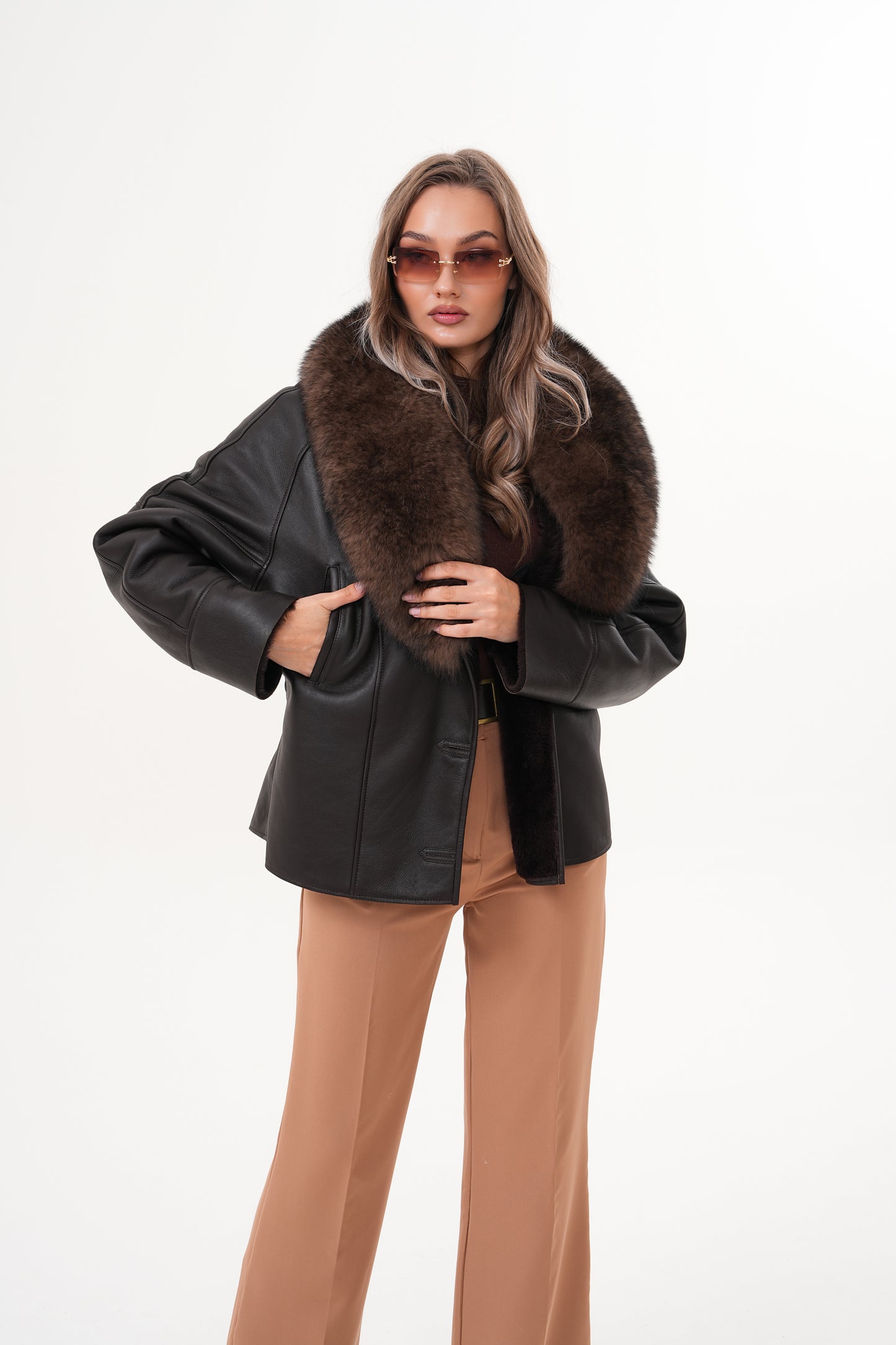 La chaqueta de cuero con forro de piel de oveja Estelle para mujer en negro y marrón