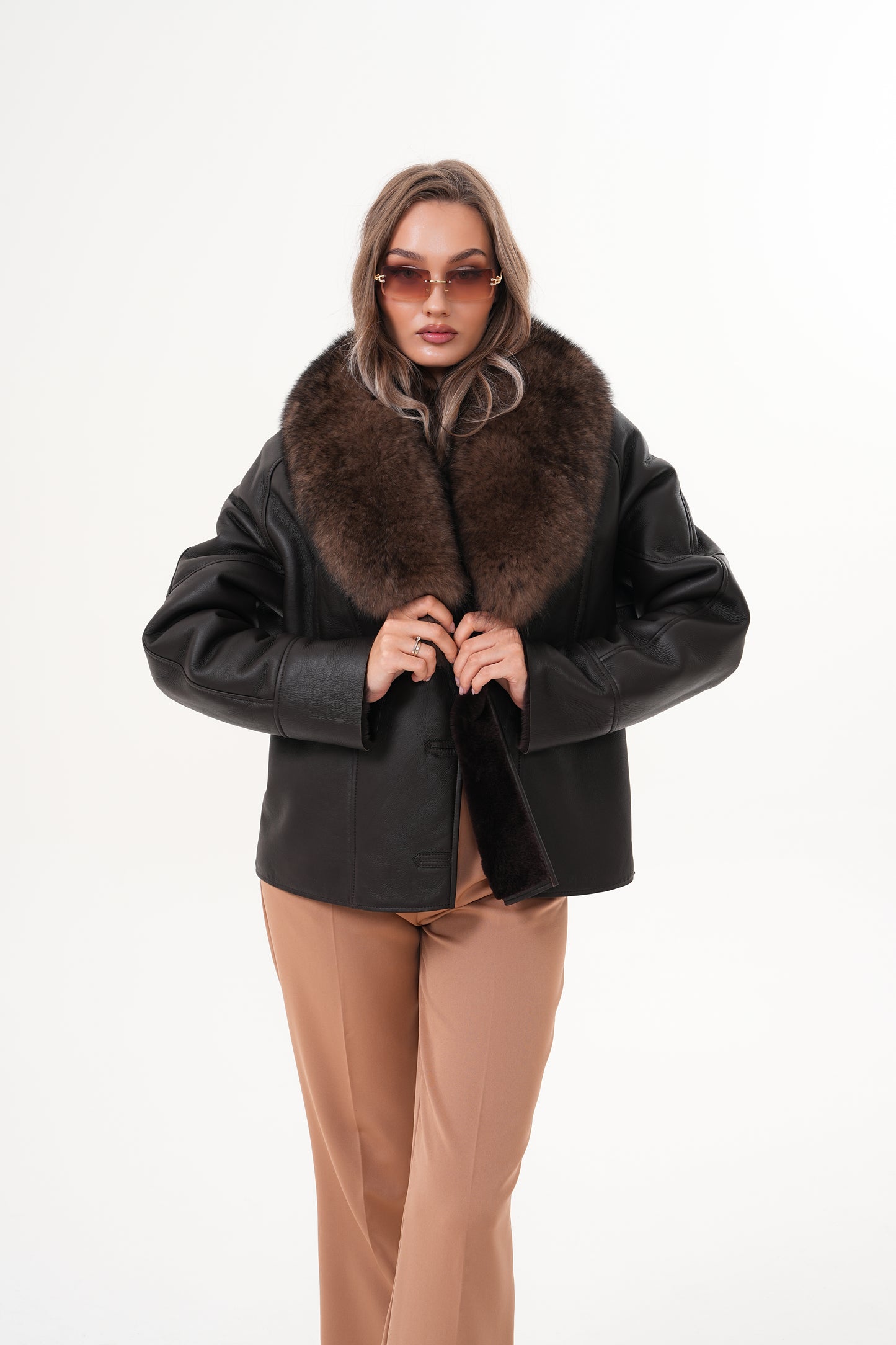 La chaqueta de cuero con forro de piel de oveja Estelle para mujer en negro y marrón
