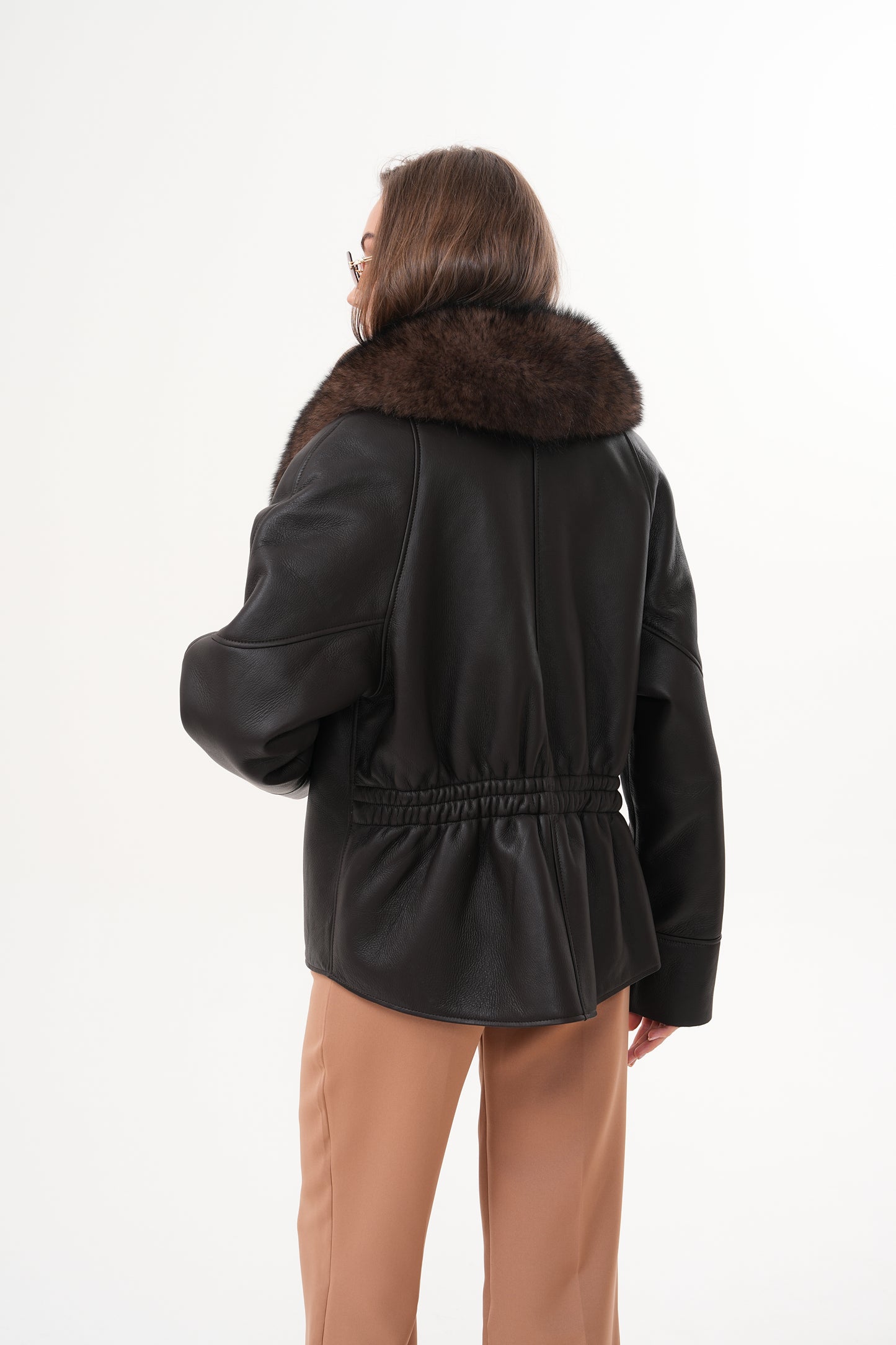 La chaqueta de cuero con forro de piel de oveja Estelle para mujer en negro y marrón
