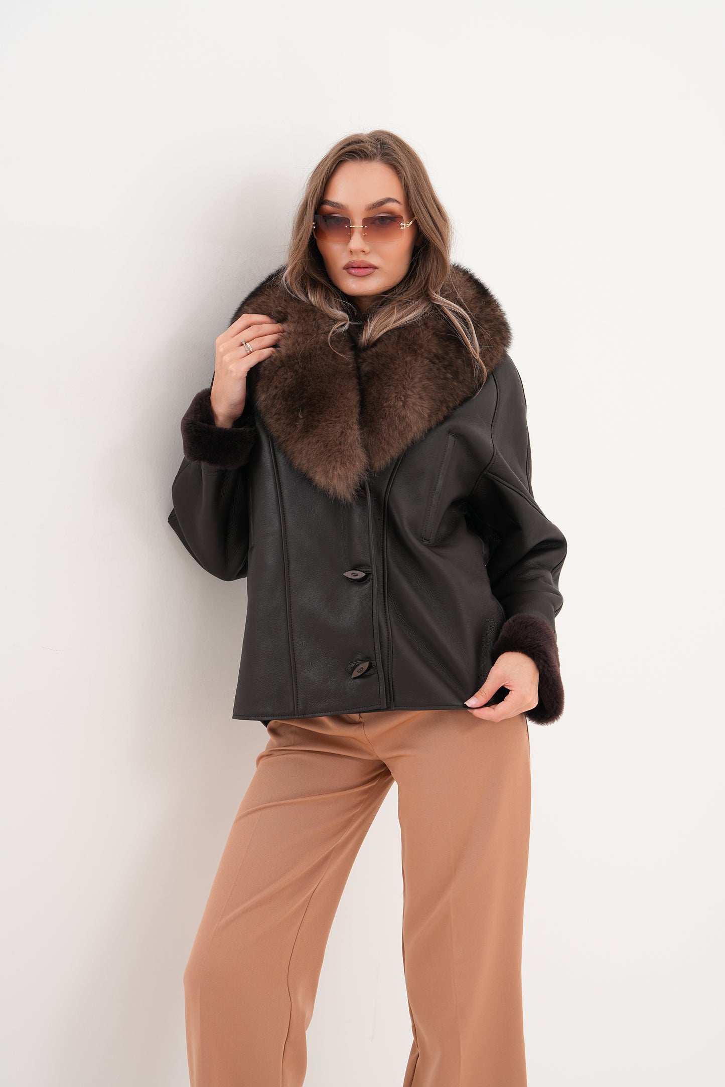 La chaqueta de cuero con forro de piel de oveja Estelle para mujer en negro y marrón