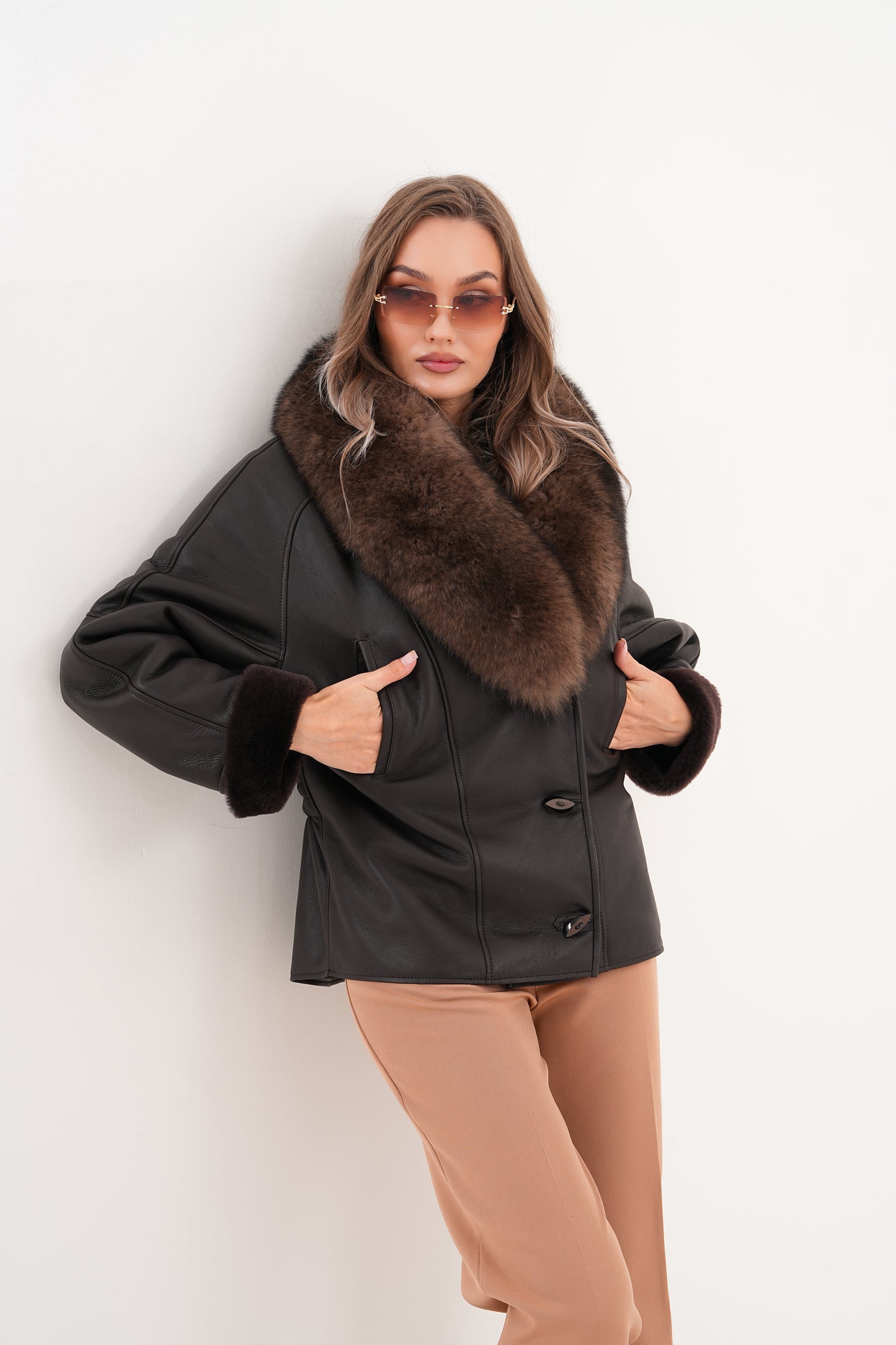 La chaqueta de cuero con forro de piel de oveja Estelle para mujer en negro y marrón