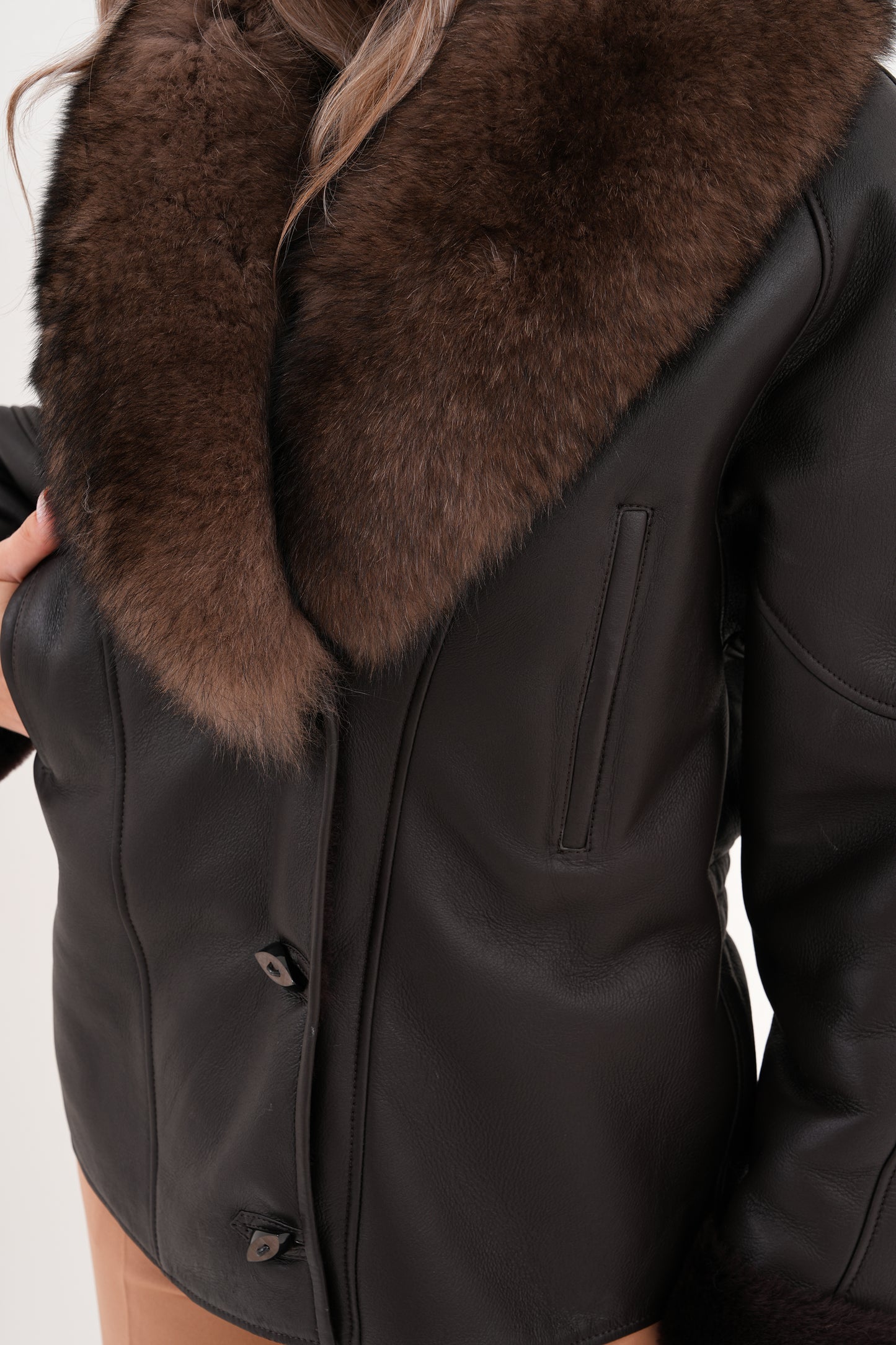 La chaqueta de cuero con forro de piel de oveja Estelle para mujer en negro y marrón