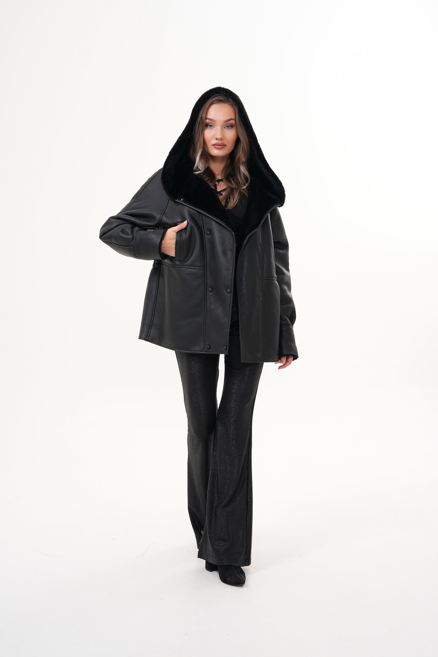 The Denali Chaqueta de Cuero para Mujer con Capucha y Forro de Borrego Negro