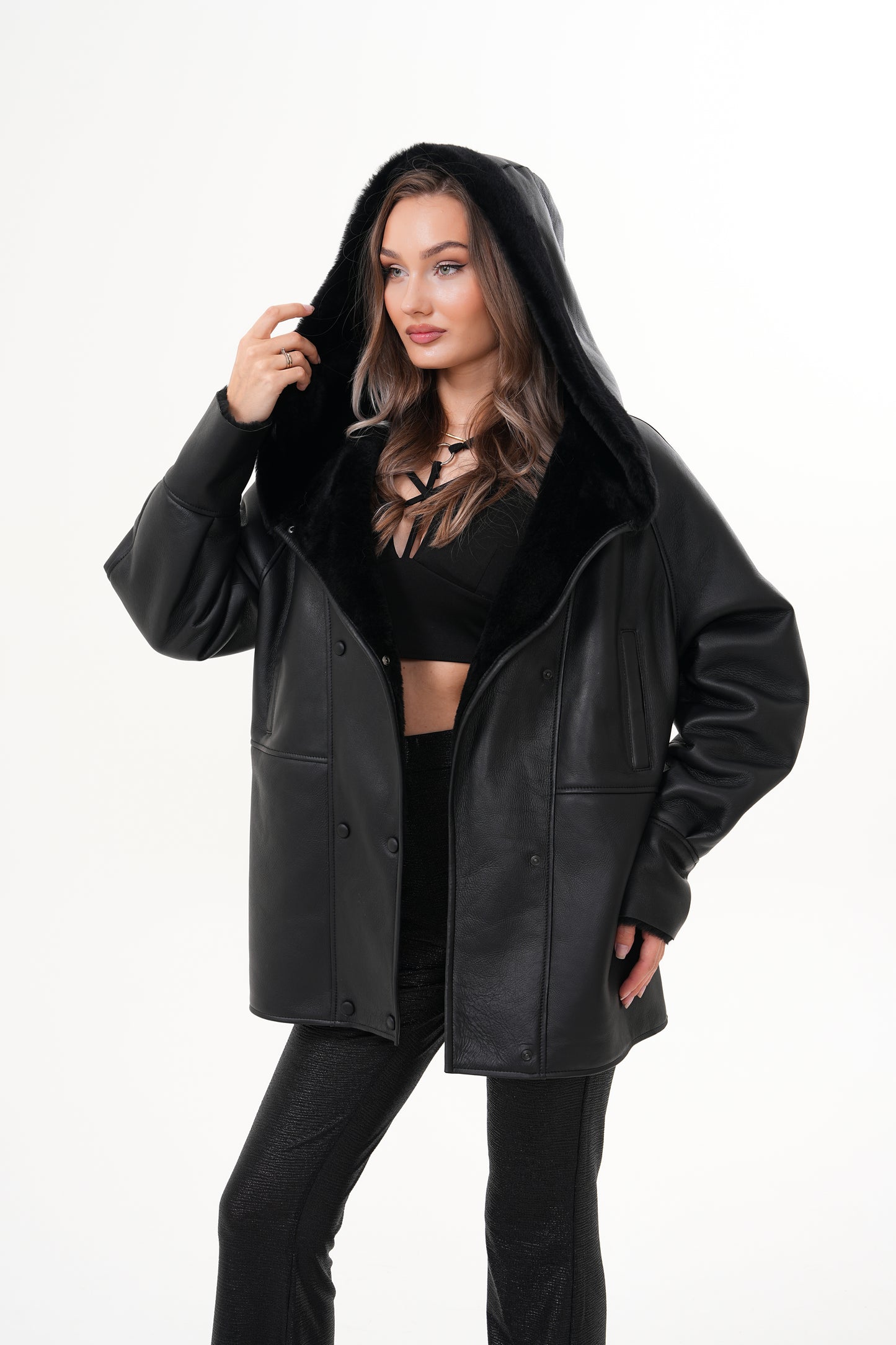 The Denali Chaqueta de Cuero para Mujer con Capucha y Forro de Borrego Negro