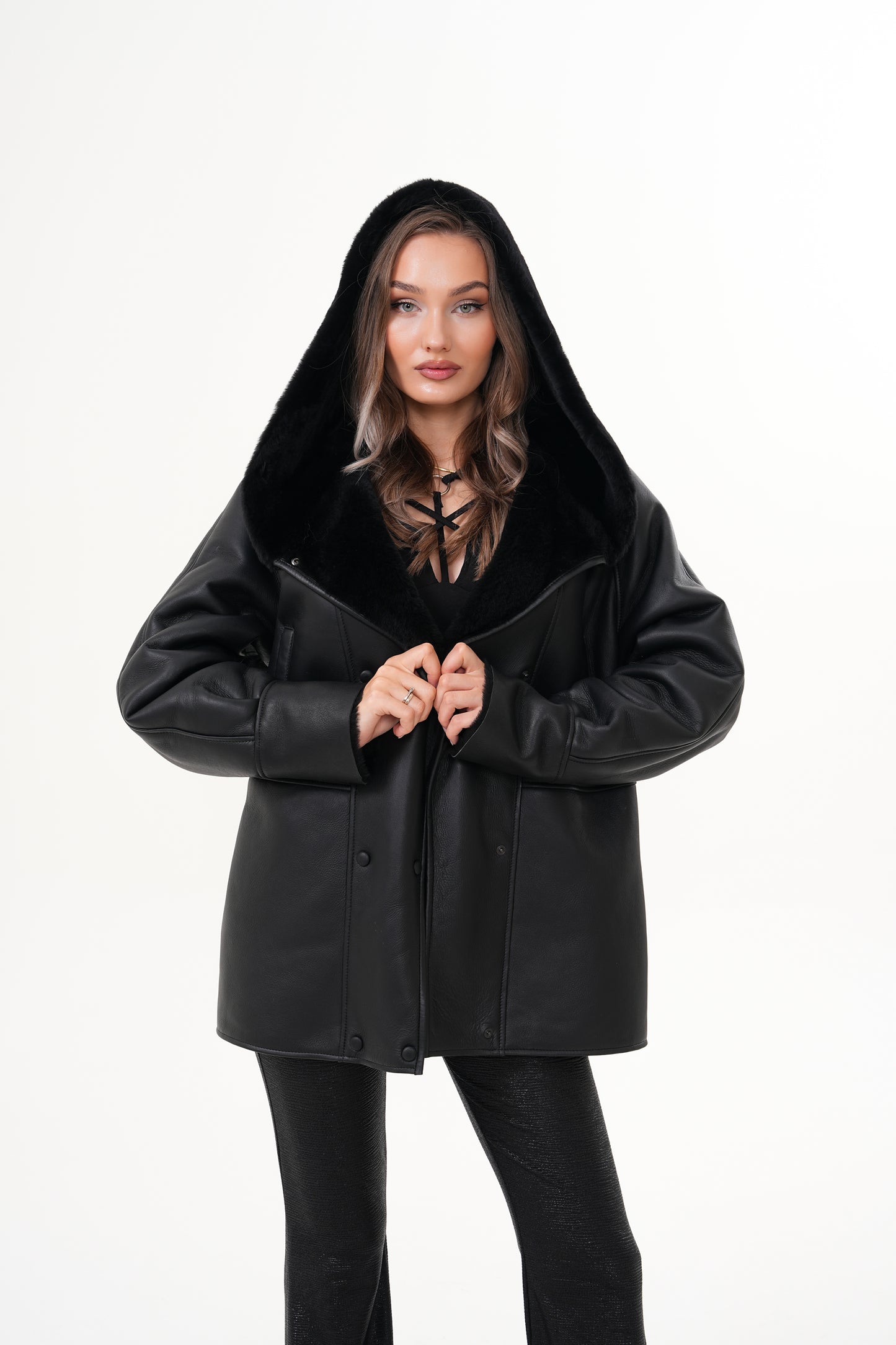 The Denali Chaqueta de Cuero para Mujer con Capucha y Forro de Borrego Negro