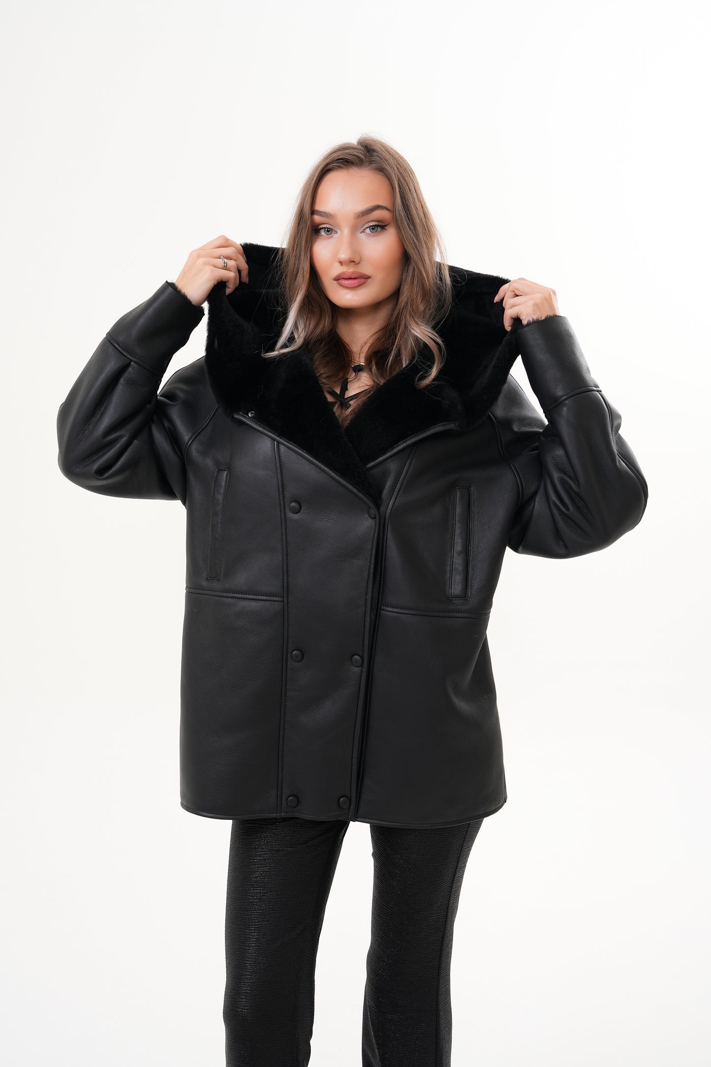 The Denali Chaqueta de Cuero para Mujer con Capucha y Forro de Borrego Negro
