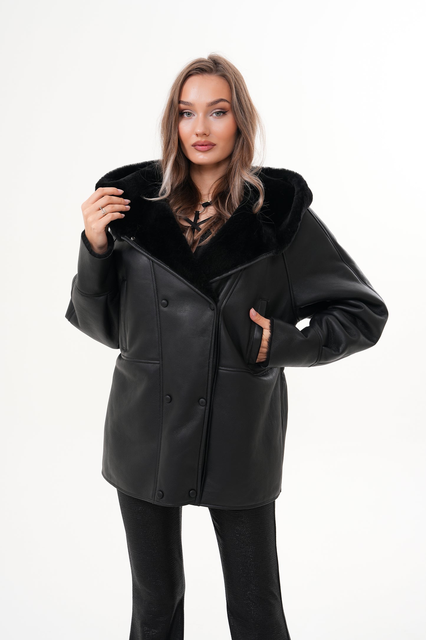 The Denali Chaqueta de Cuero para Mujer con Capucha y Forro de Borrego Negro