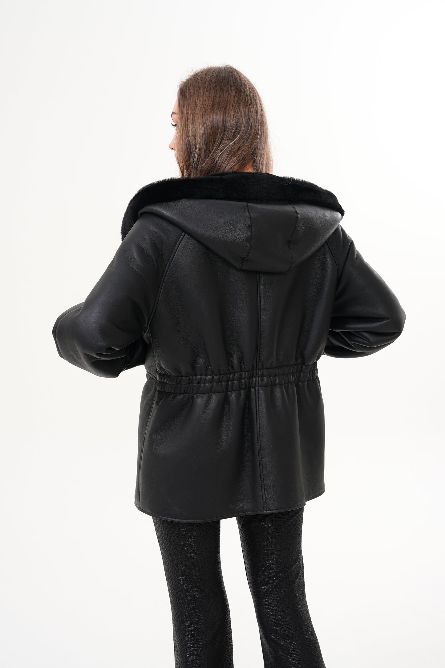 The Denali Chaqueta de Cuero para Mujer con Capucha y Forro de Borrego Negro