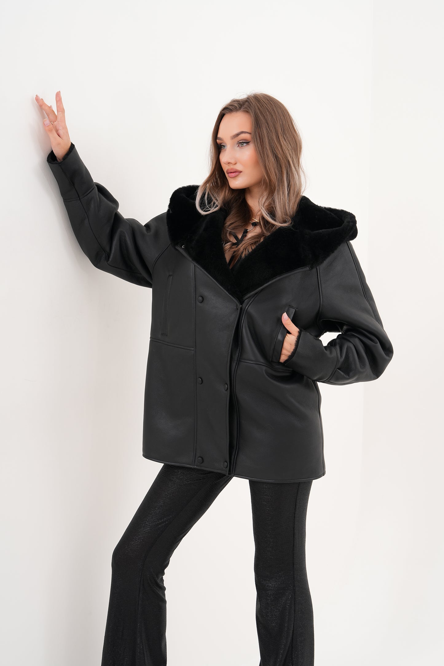 The Denali Chaqueta de Cuero para Mujer con Capucha y Forro de Borrego Negro