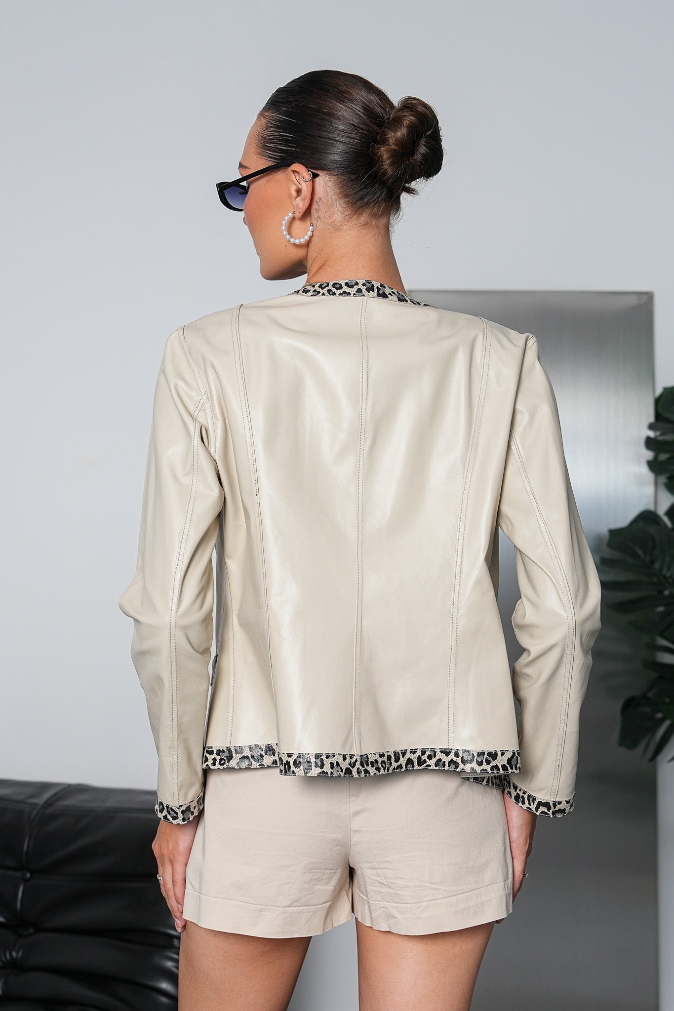 The Virelia Chaqueta de Mujer Reversible de Cuero Beige y Estampado de Leopardo