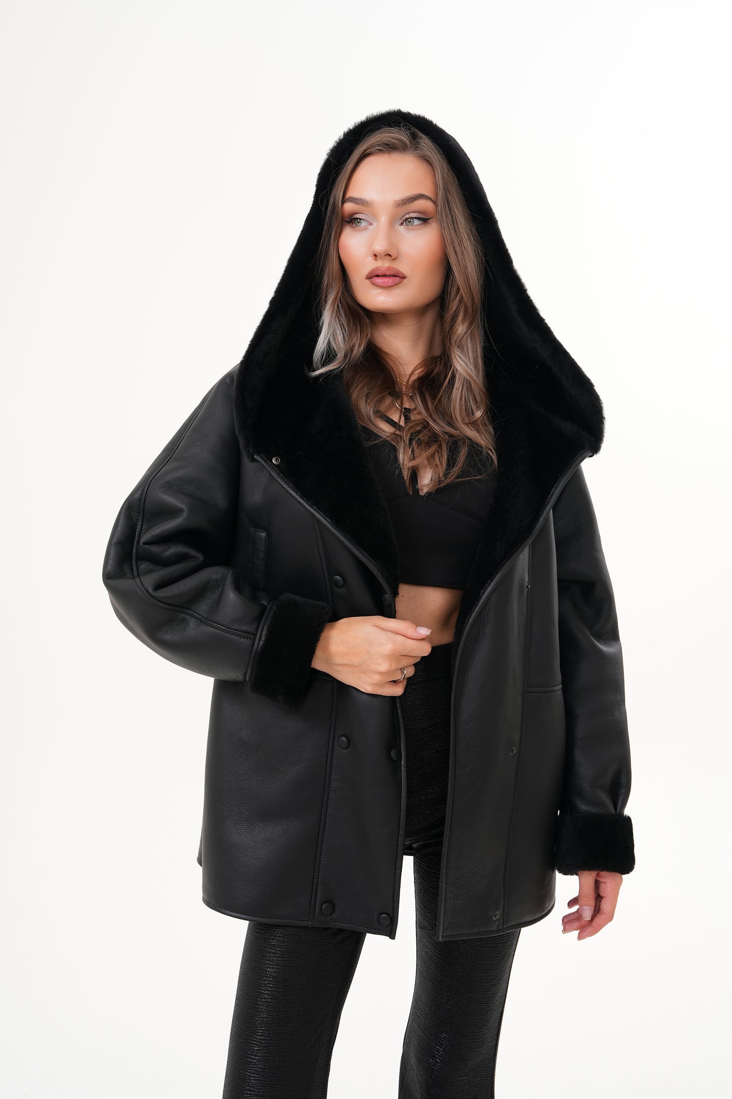 The Denali Chaqueta de Cuero para Mujer con Capucha y Forro de Borrego Negro