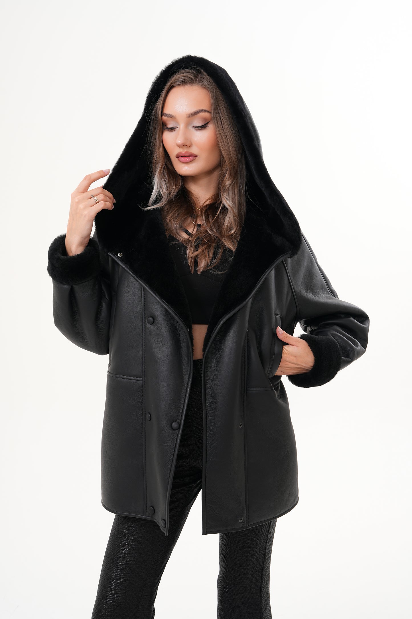 The Denali Chaqueta de Cuero para Mujer con Capucha y Forro de Borrego Negro