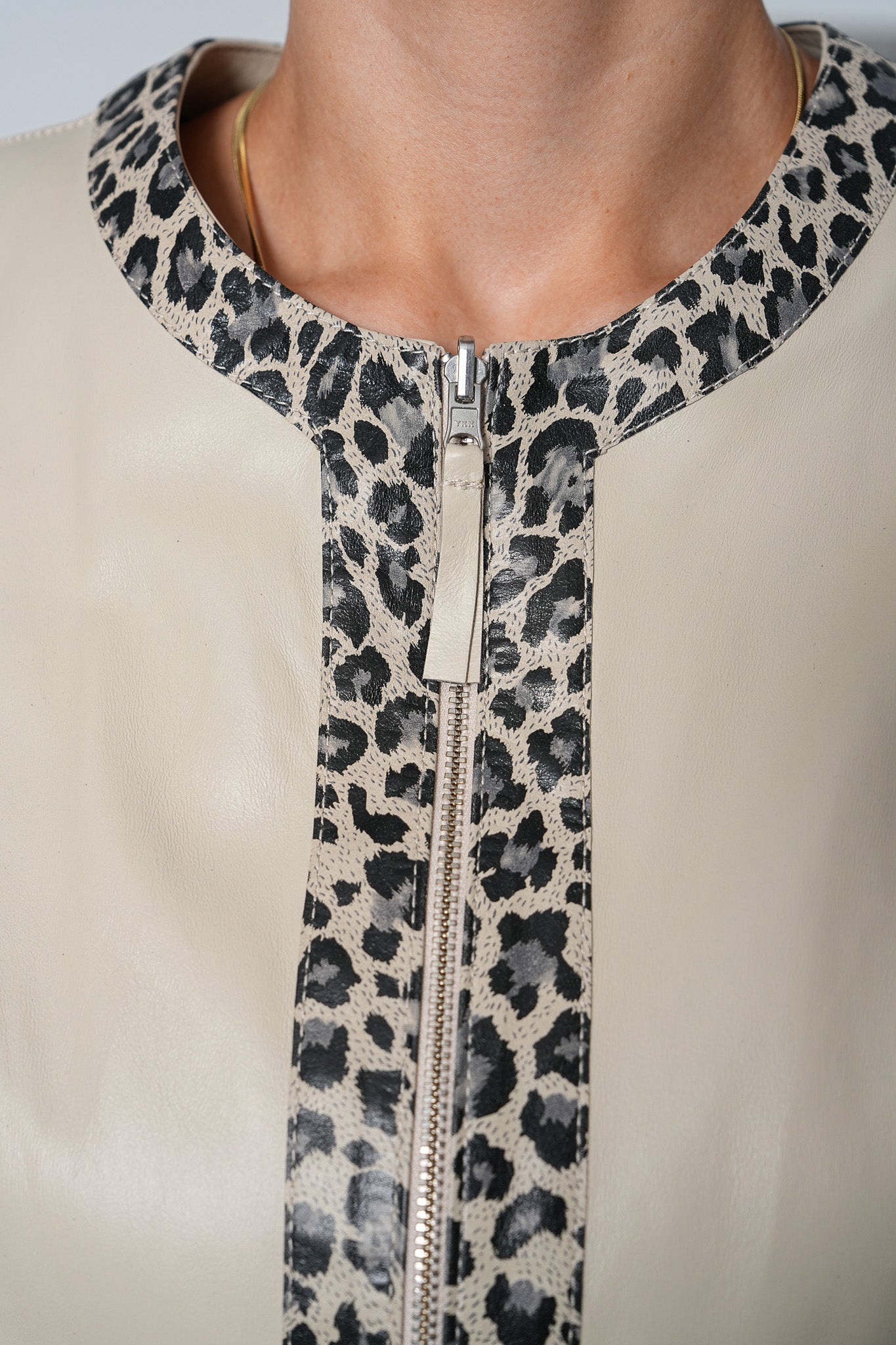 The Virelia Chaqueta de Mujer Reversible de Cuero Beige y Estampado de Leopardo