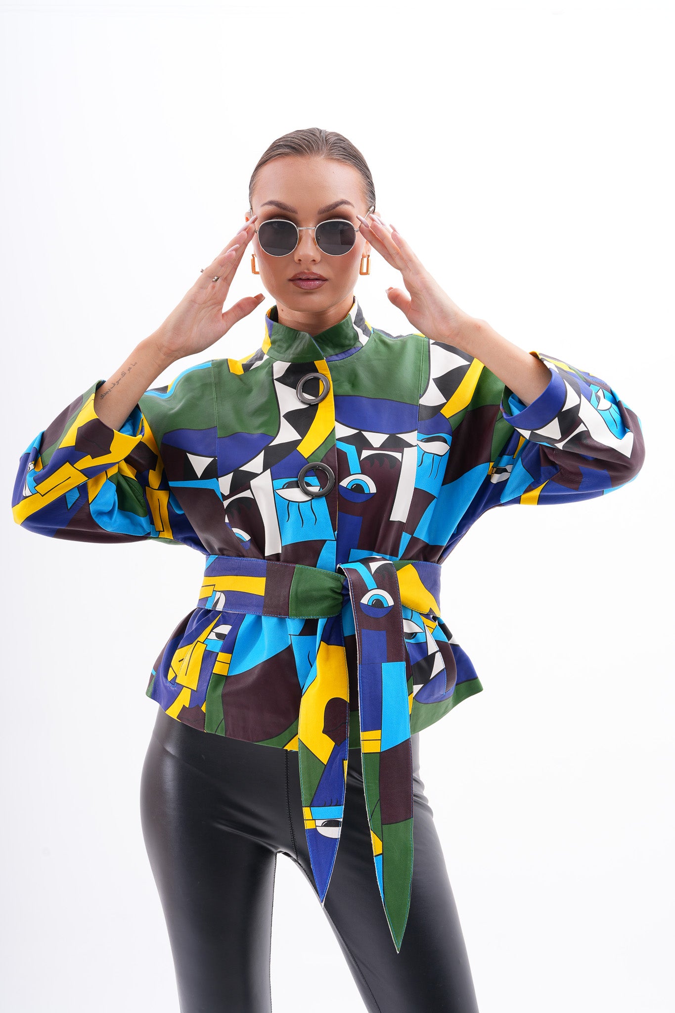 Chaqueta de cuero para mujer Odessa con arte geométrico multicolor