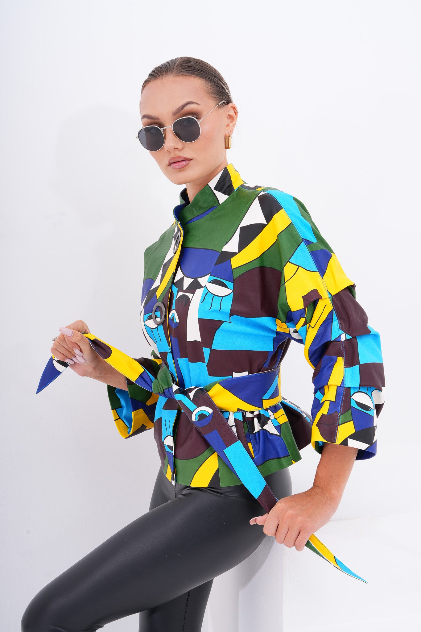 Chaqueta de cuero para mujer Odessa con arte geométrico multicolor