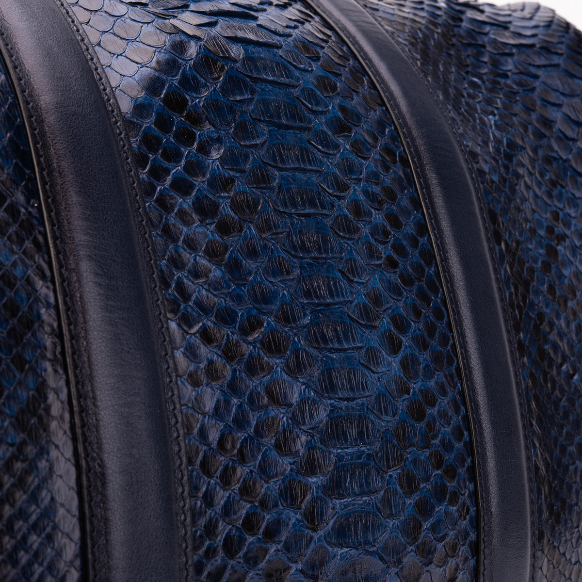 Bolso de fin de semana Velar de cuero de pitón pintado a mano azul marino