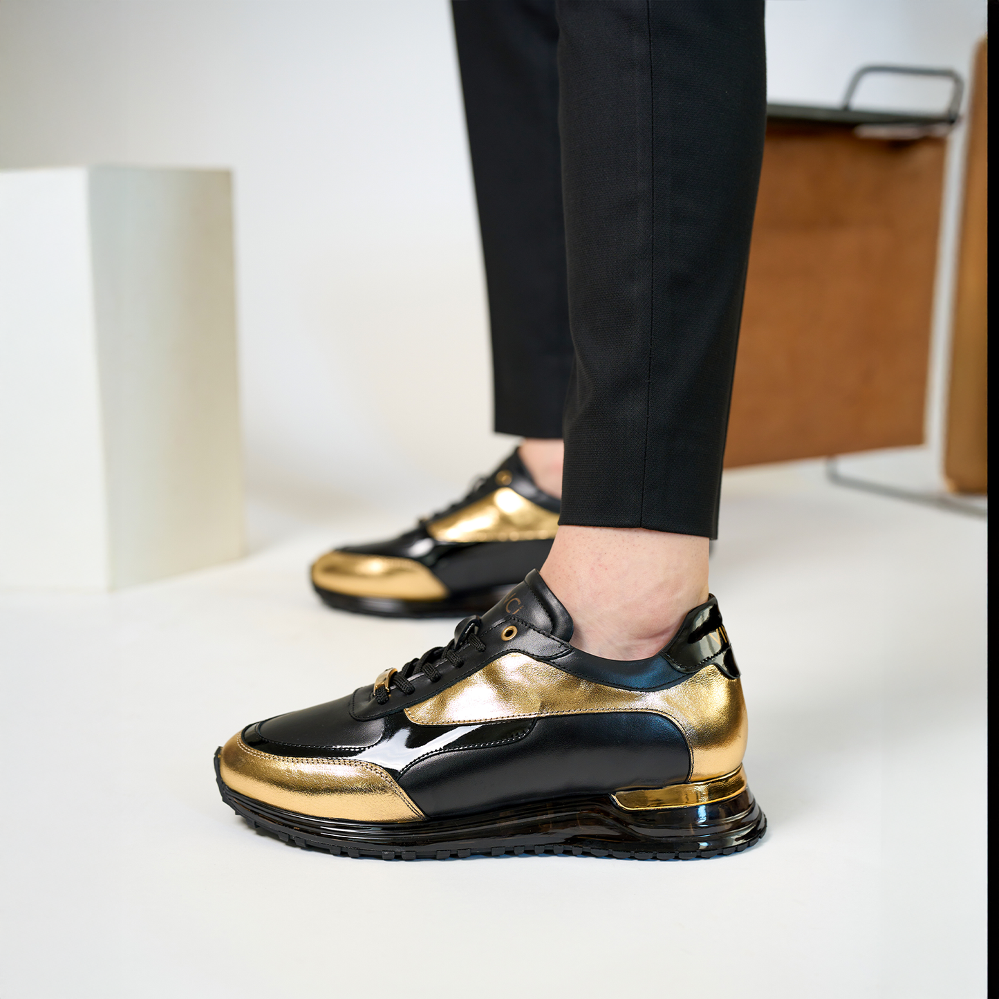 Zapatillas de deporte de cuero negro y dorado Arda para hombre