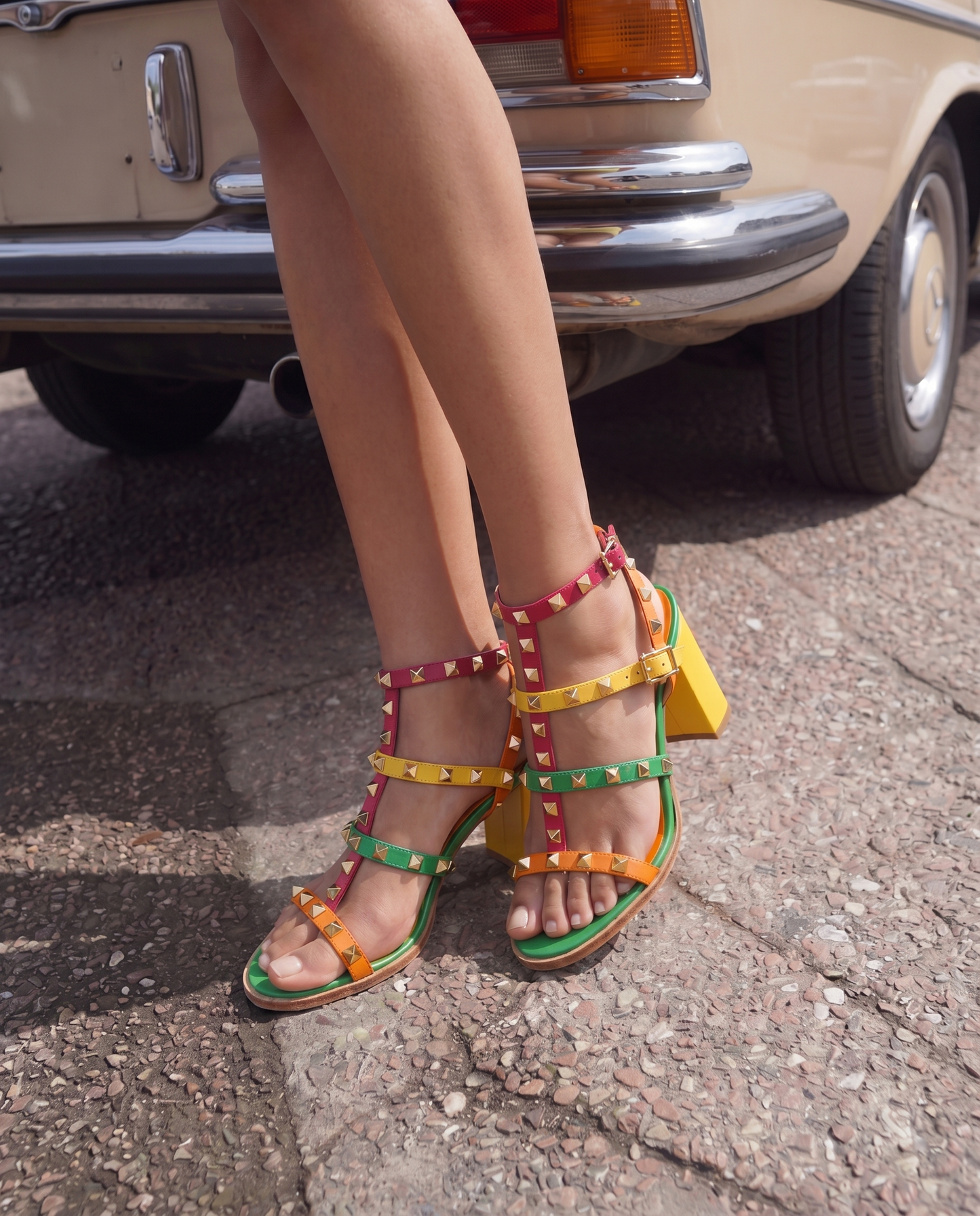 Sandalia de mujer de piel multicolor con tacón de bloque Nejapa