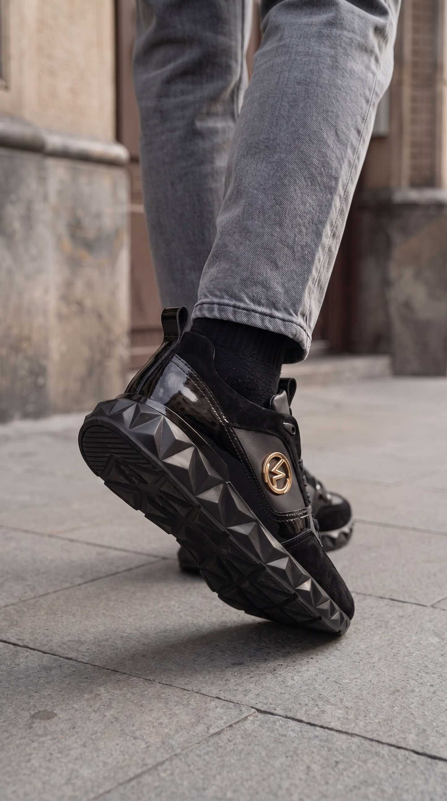 The Valenzo Black Leather Men Sneaker