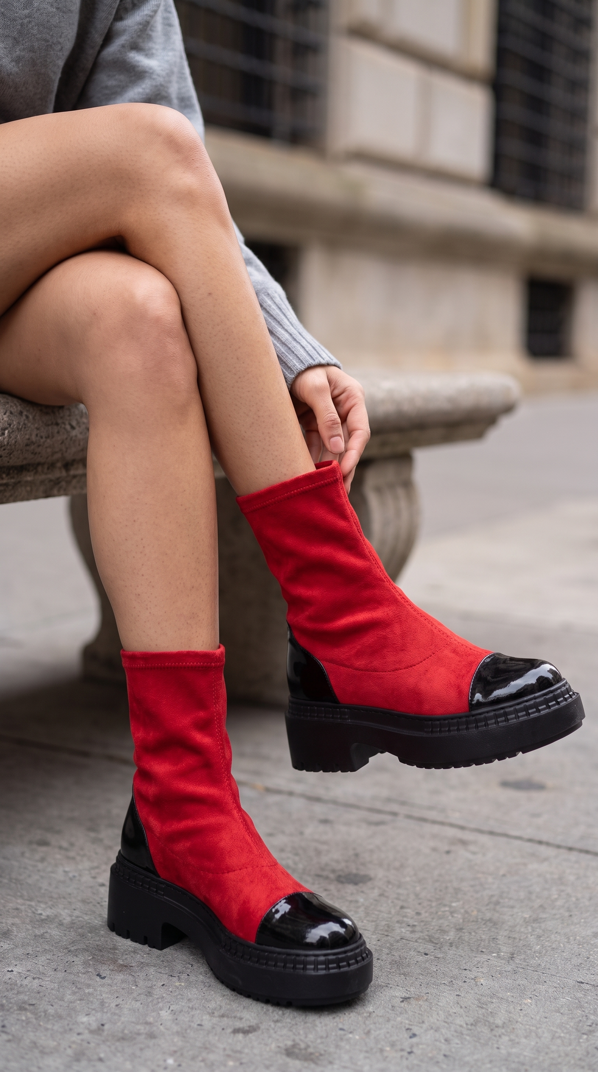 La bota de mujer Sorella de ante y cuero en punta roja