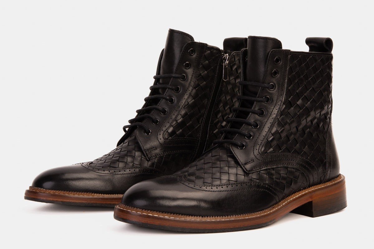 Bota de hombre Loddon de cuero negro con punta de ala, brogue, tejida a mano, con cordones y cremallera