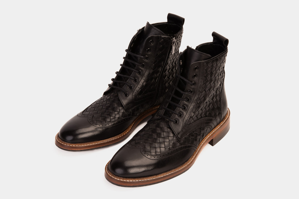 Bota de hombre Loddon de cuero negro con punta de ala, brogue, tejida a mano, con cordones y cremallera