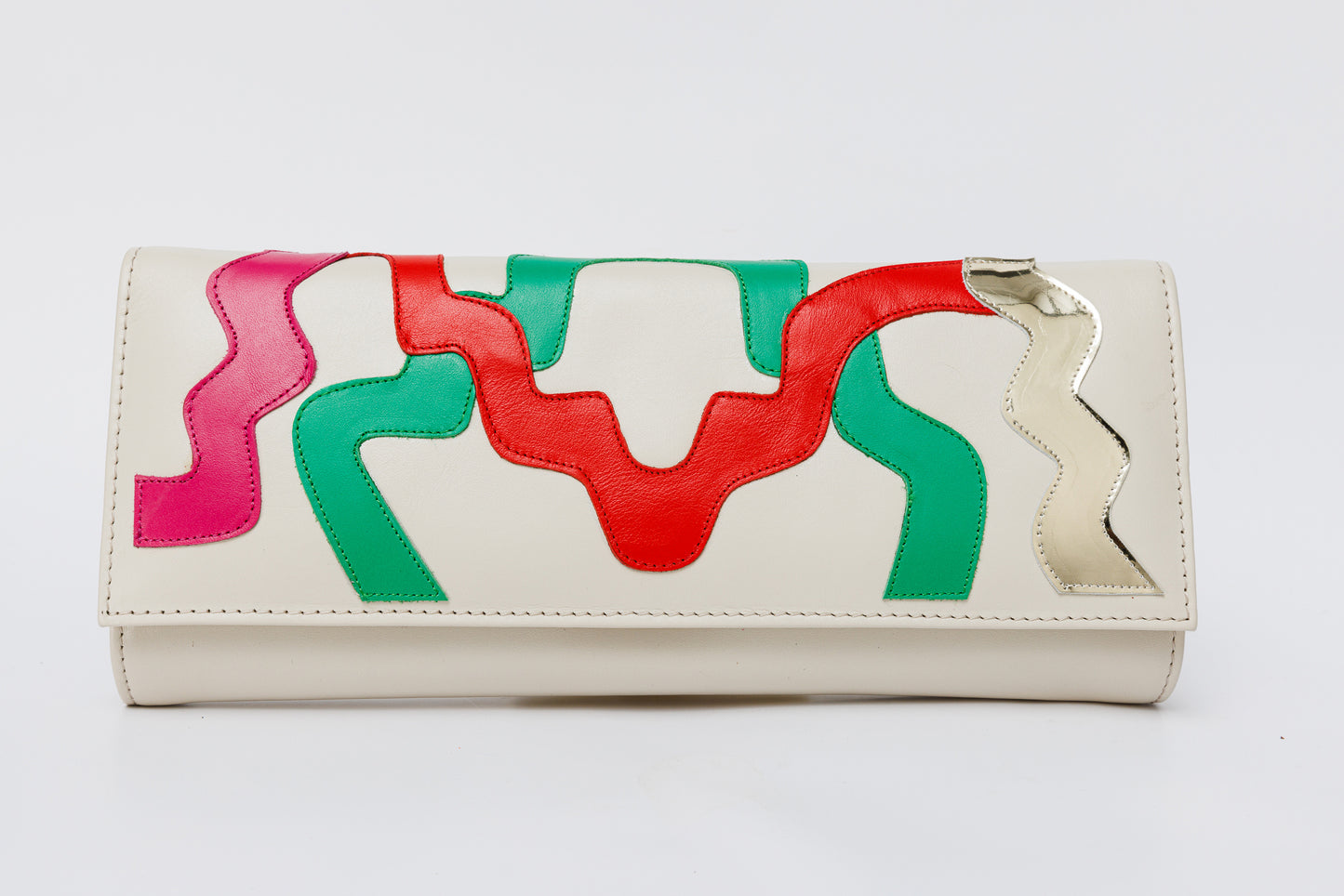 El clutch de piel color crema Tario