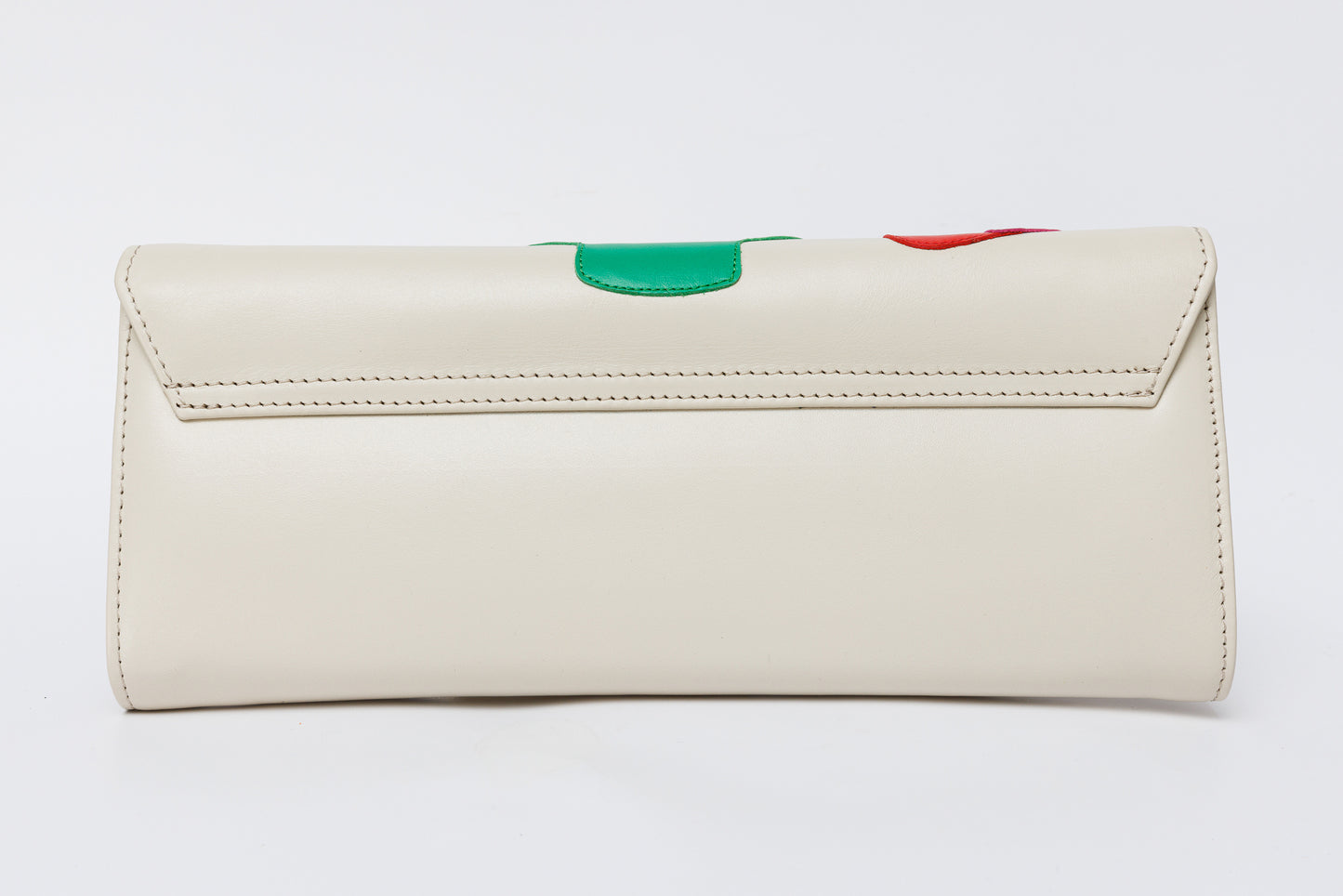 El clutch de piel color crema Tario
