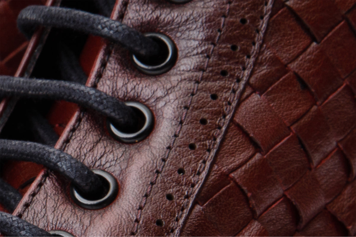 Bota de hombre Loddon de piel burdeos con puntera de ala, estilo brogue, tejida a mano, con cordones y cremallera