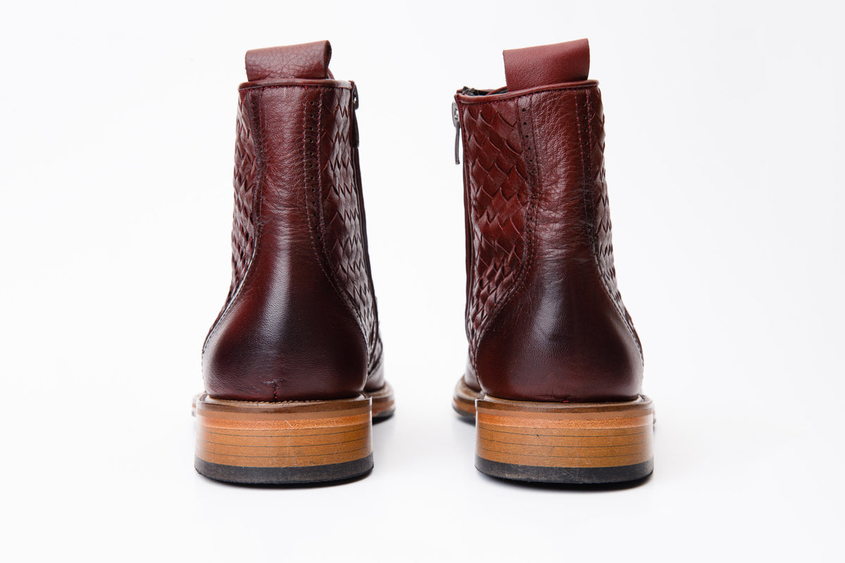 Bota de hombre Loddon de piel burdeos con puntera de ala, estilo brogue, tejida a mano, con cordones y cremallera