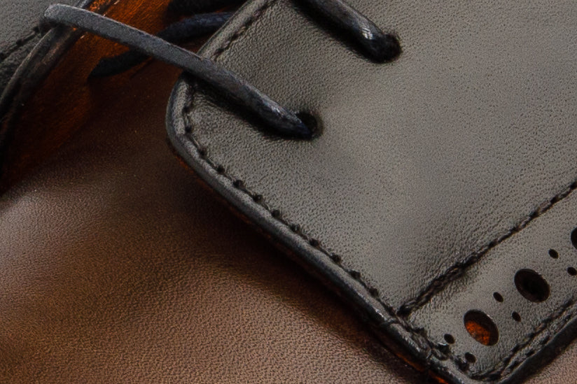 Zapato Derby Neiva con punta de ala en marrón y azul marino